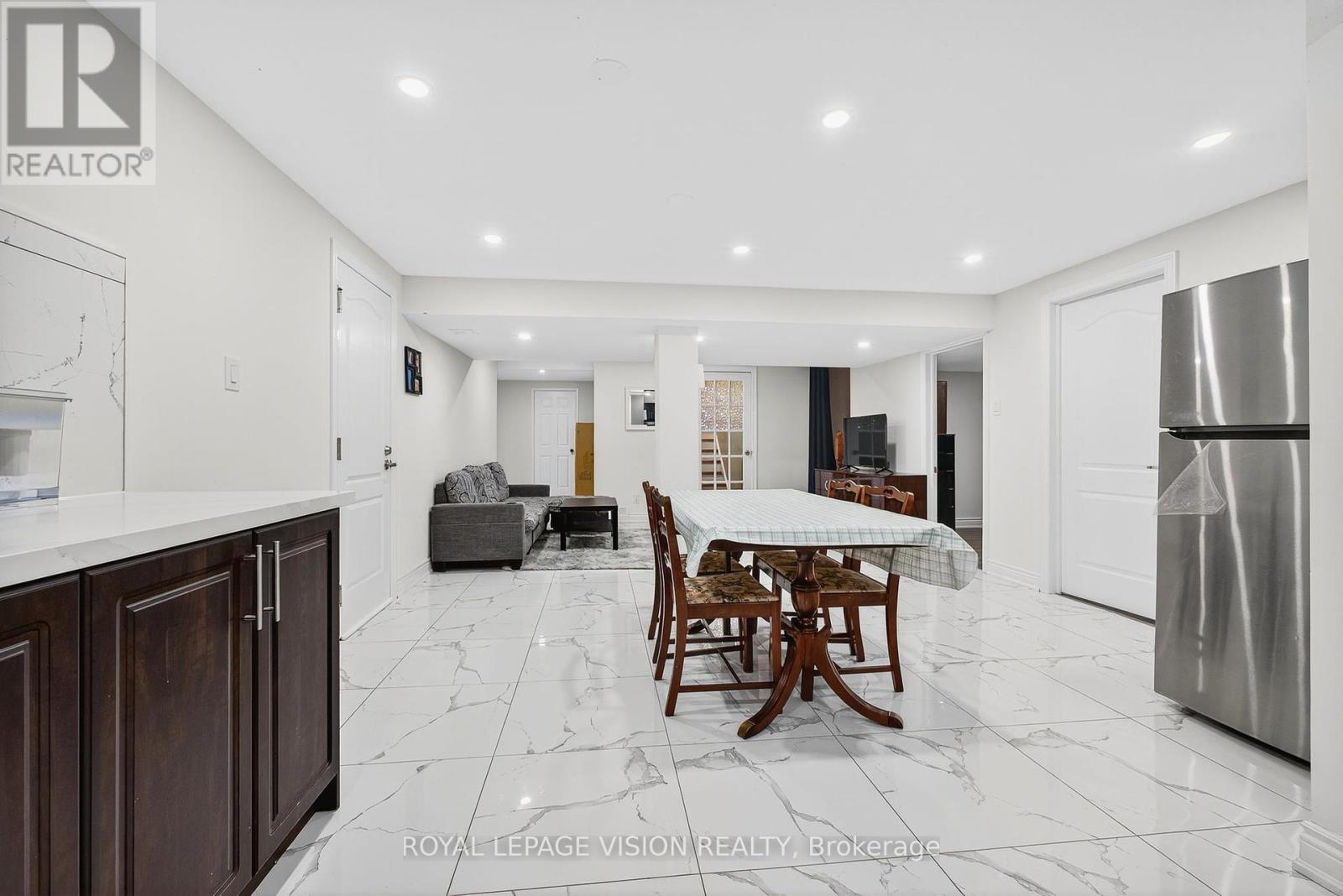 7 Montgomery Square, Brampton (Heart Lake East), Ontario  L6Z 3H3 - Photo 34 - W12392198