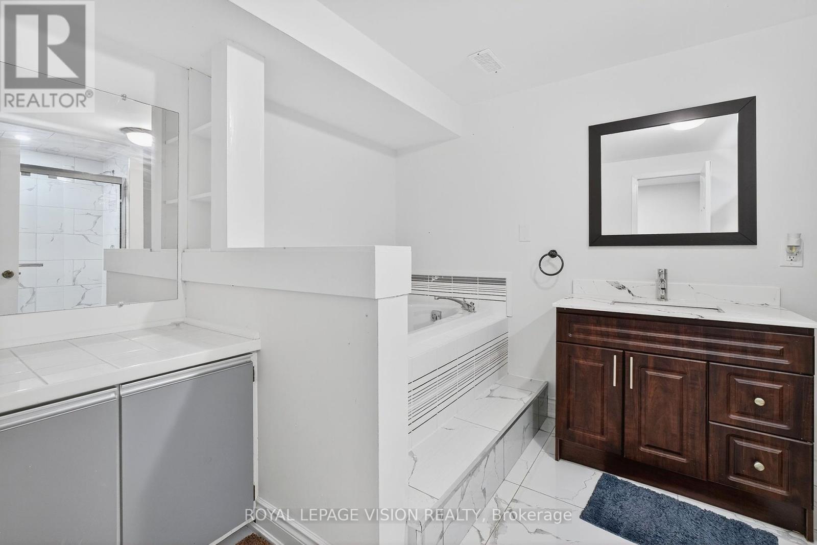 7 Montgomery Square, Brampton (Heart Lake East), Ontario  L6Z 3H3 - Photo 37 - W12392198