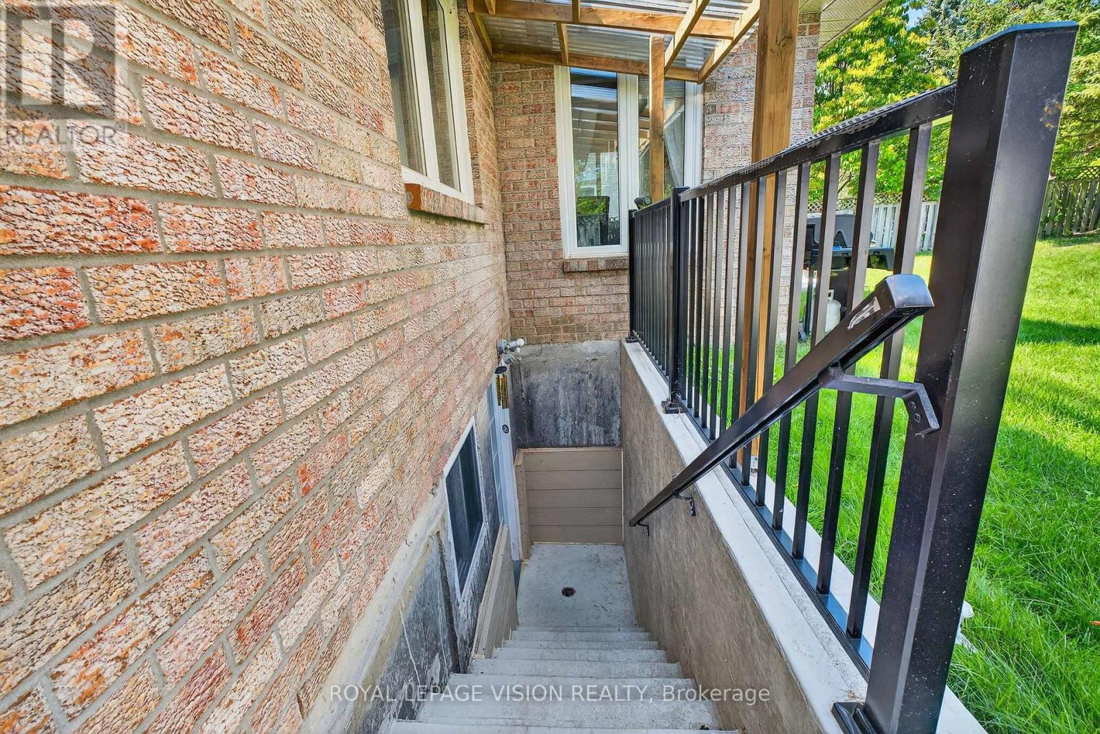 7 Montgomery Square, Brampton (Heart Lake East), Ontario  L6Z 3H3 - Photo 39 - W12392198