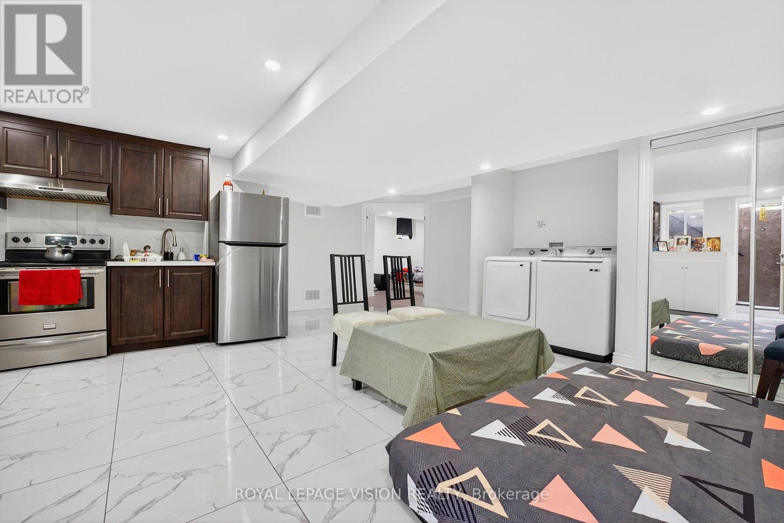 7 Montgomery Square, Brampton (Heart Lake East), Ontario  L6Z 3H3 - Photo 40 - W12392198