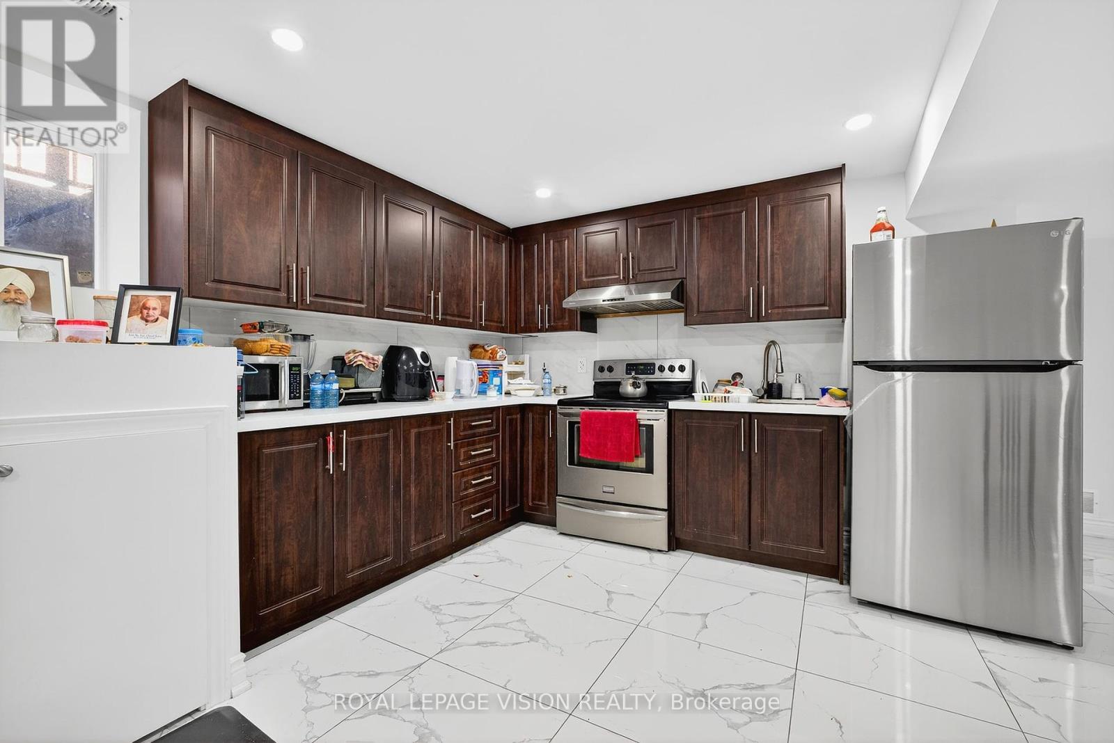 7 Montgomery Square, Brampton (Heart Lake East), Ontario  L6Z 3H3 - Photo 41 - W12392198