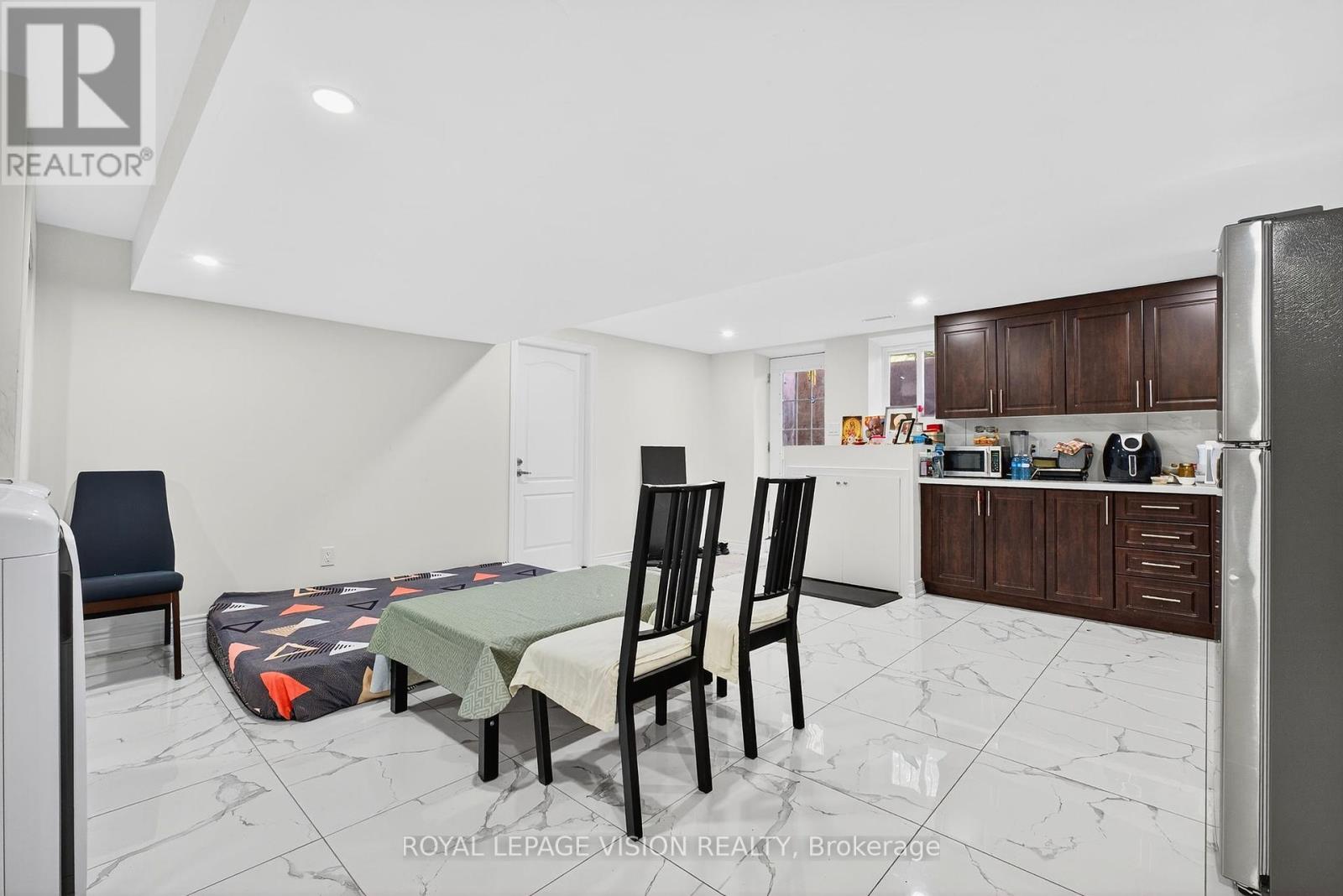 7 Montgomery Square, Brampton (Heart Lake East), Ontario  L6Z 3H3 - Photo 42 - W12392198
