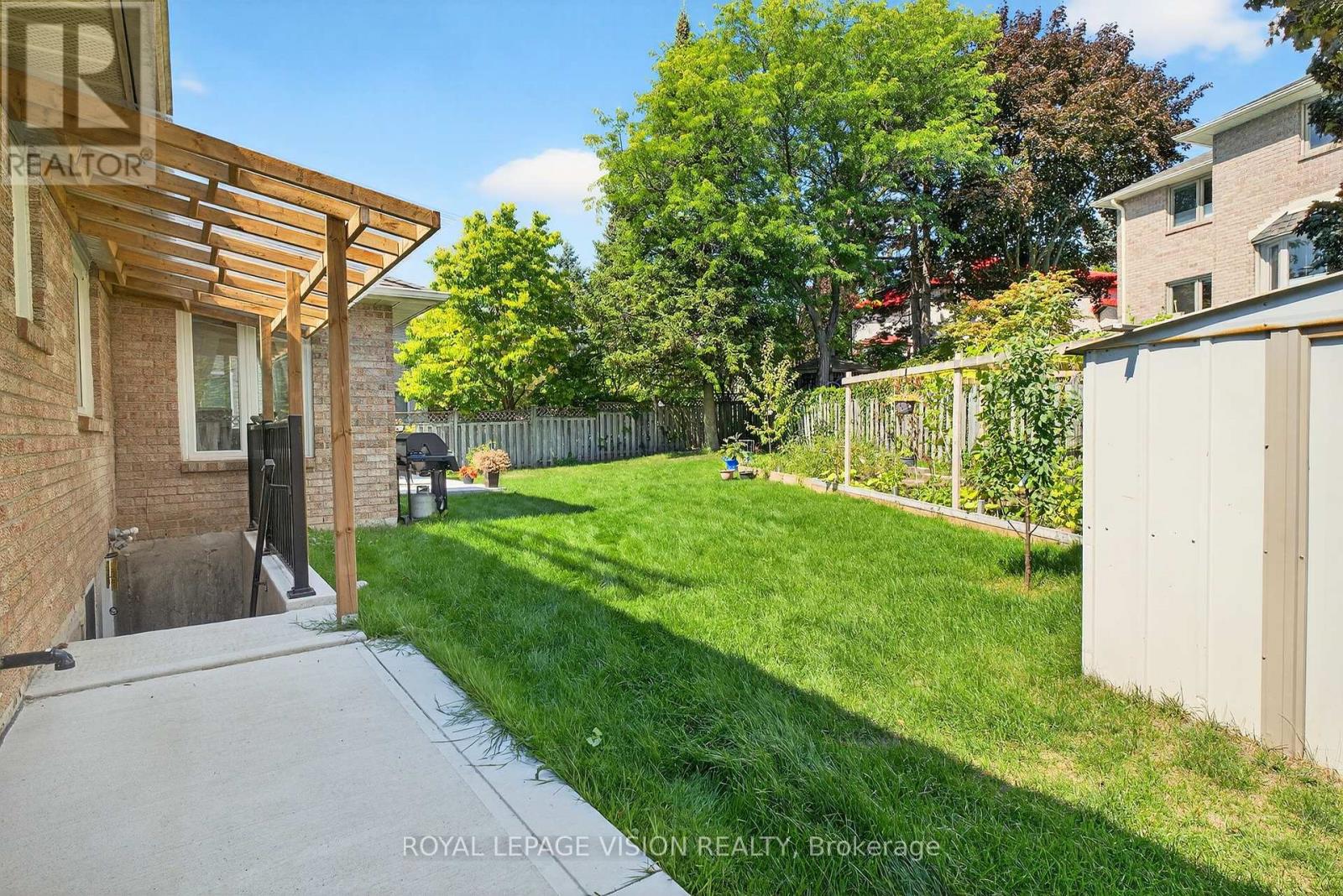 7 Montgomery Square, Brampton (Heart Lake East), Ontario  L6Z 3H3 - Photo 46 - W12392198
