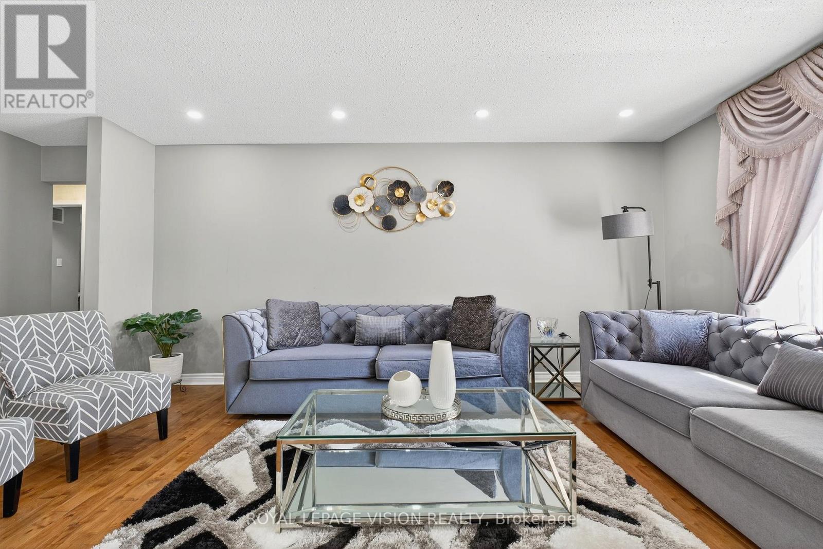 7 Montgomery Square, Brampton (Heart Lake East), Ontario  L6Z 3H3 - Photo 7 - W12392198