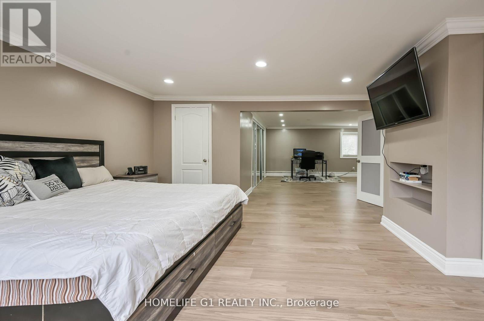 10 Douglas Place, Hamilton, Ontario  L8G 1M6 - Photo 25 - X12392164