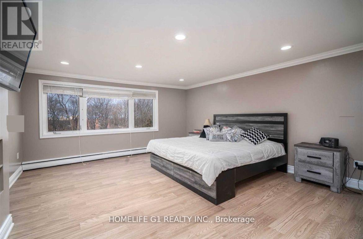 10 Douglas Place, Hamilton, Ontario  L8G 1M6 - Photo 35 - X12392164