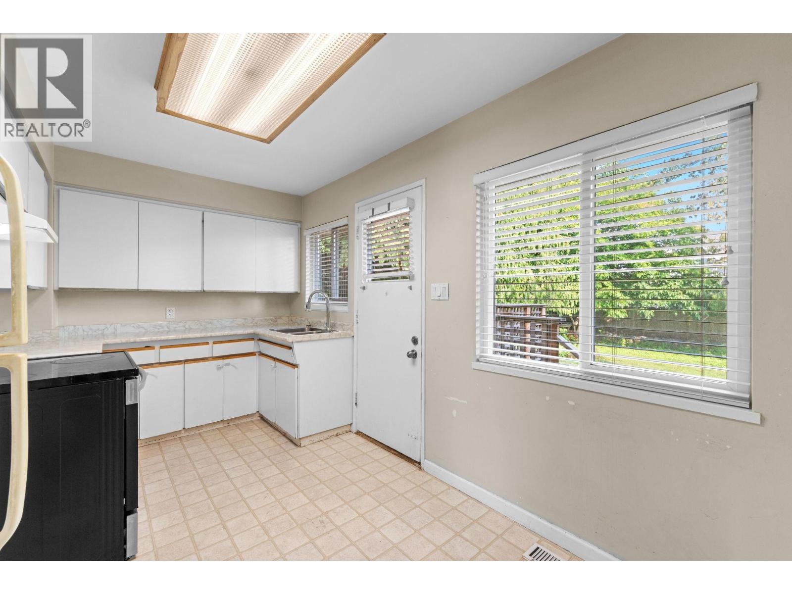 695 Newport Street, Coquitlam, British Columbia  V3J 3H7 - Photo 8 - R3043379