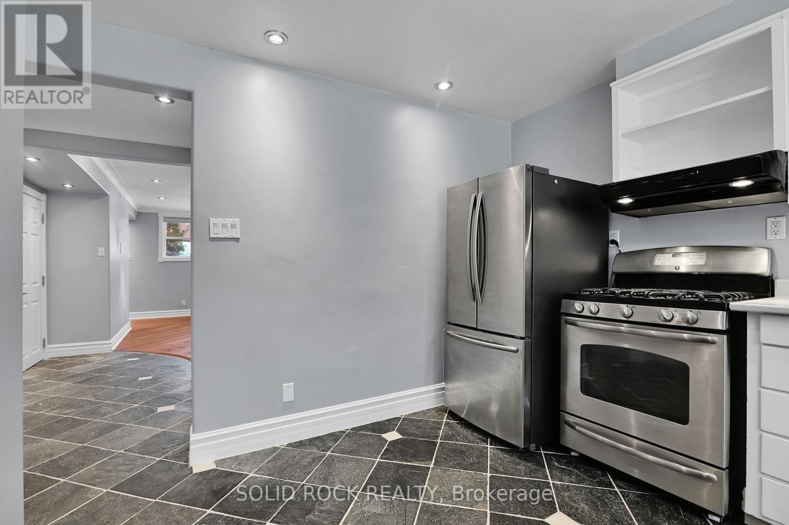 B - 193 Glynn Avenue, Ottawa, Ontario  K1K 1S4 - Photo 12 - X12392417