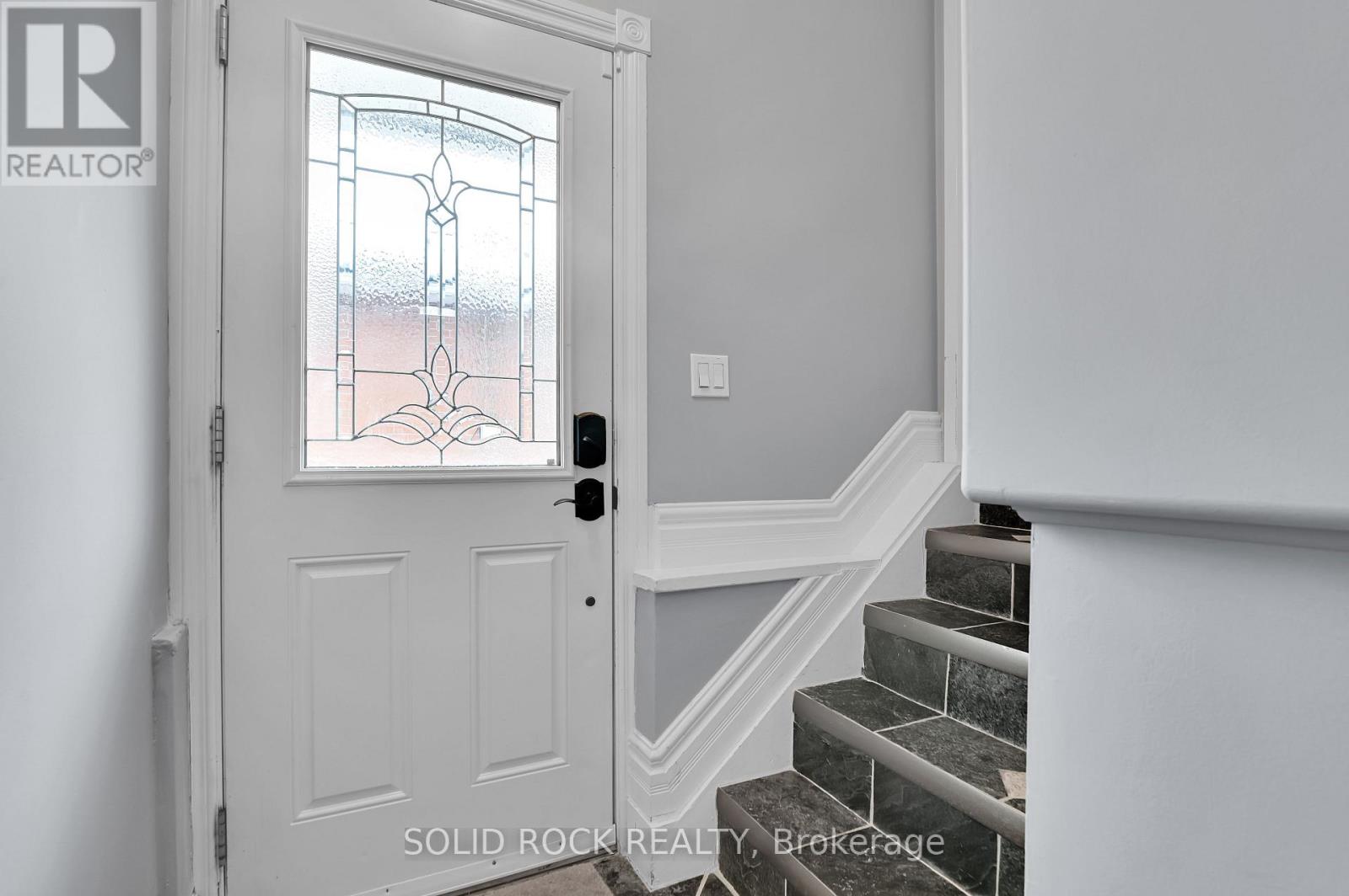 B - 193 Glynn Avenue, Ottawa, Ontario  K1K 1S4 - Photo 3 - X12392417