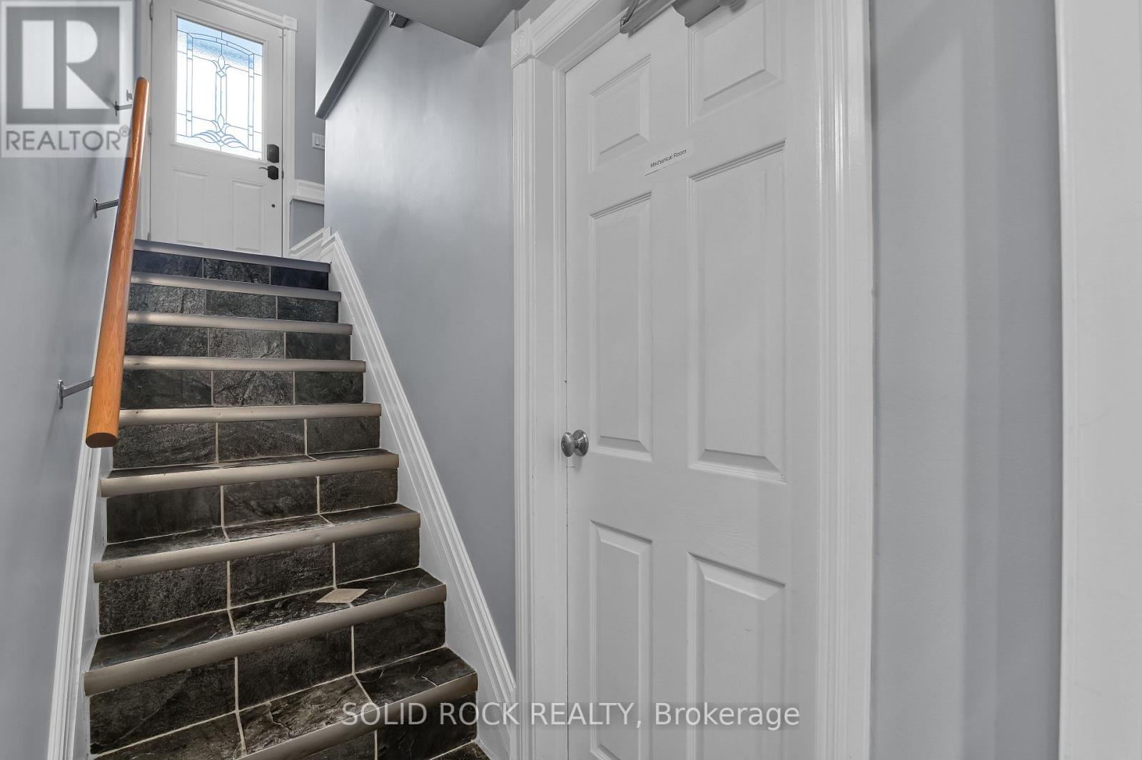 B - 193 Glynn Avenue, Ottawa, Ontario  K1K 1S4 - Photo 4 - X12392417