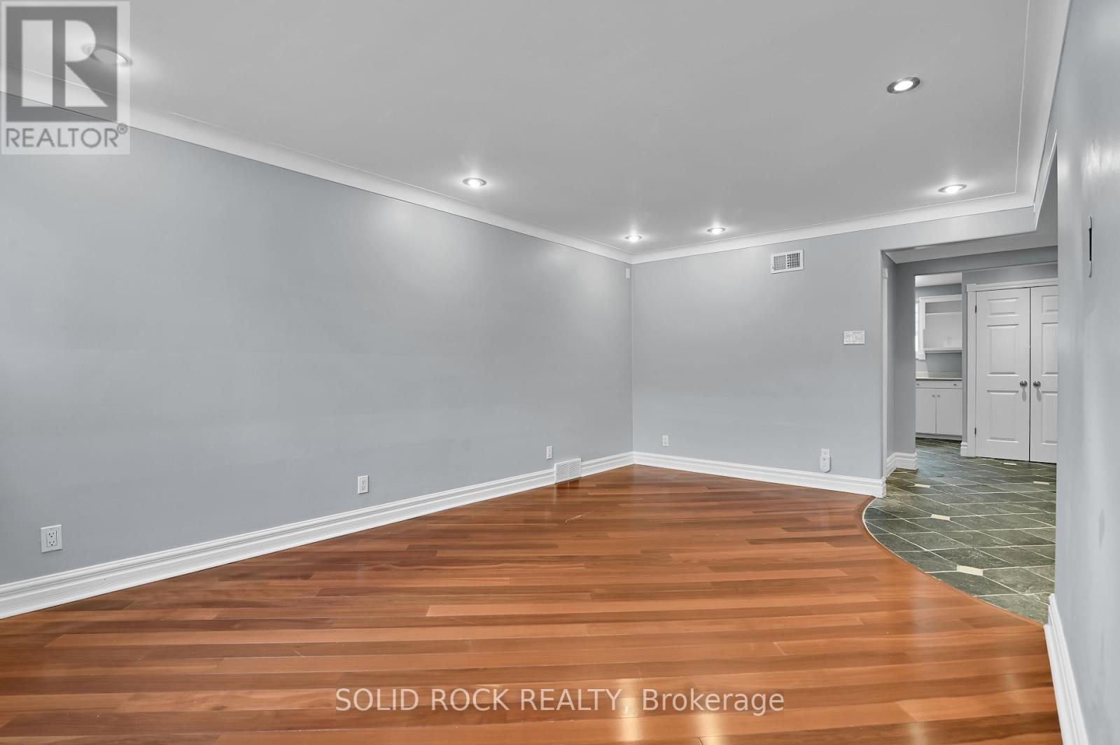 B - 193 Glynn Avenue, Ottawa, Ontario  K1K 1S4 - Photo 7 - X12392417