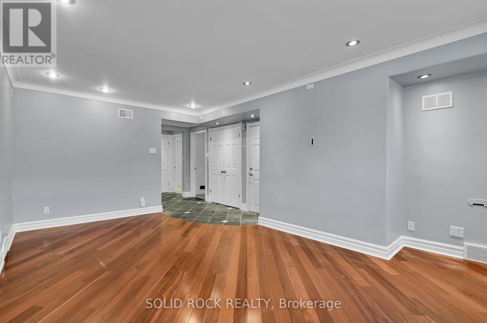 B - 193 Glynn Avenue, Ottawa, Ontario  K1K 1S4 - Photo 8 - X12392417