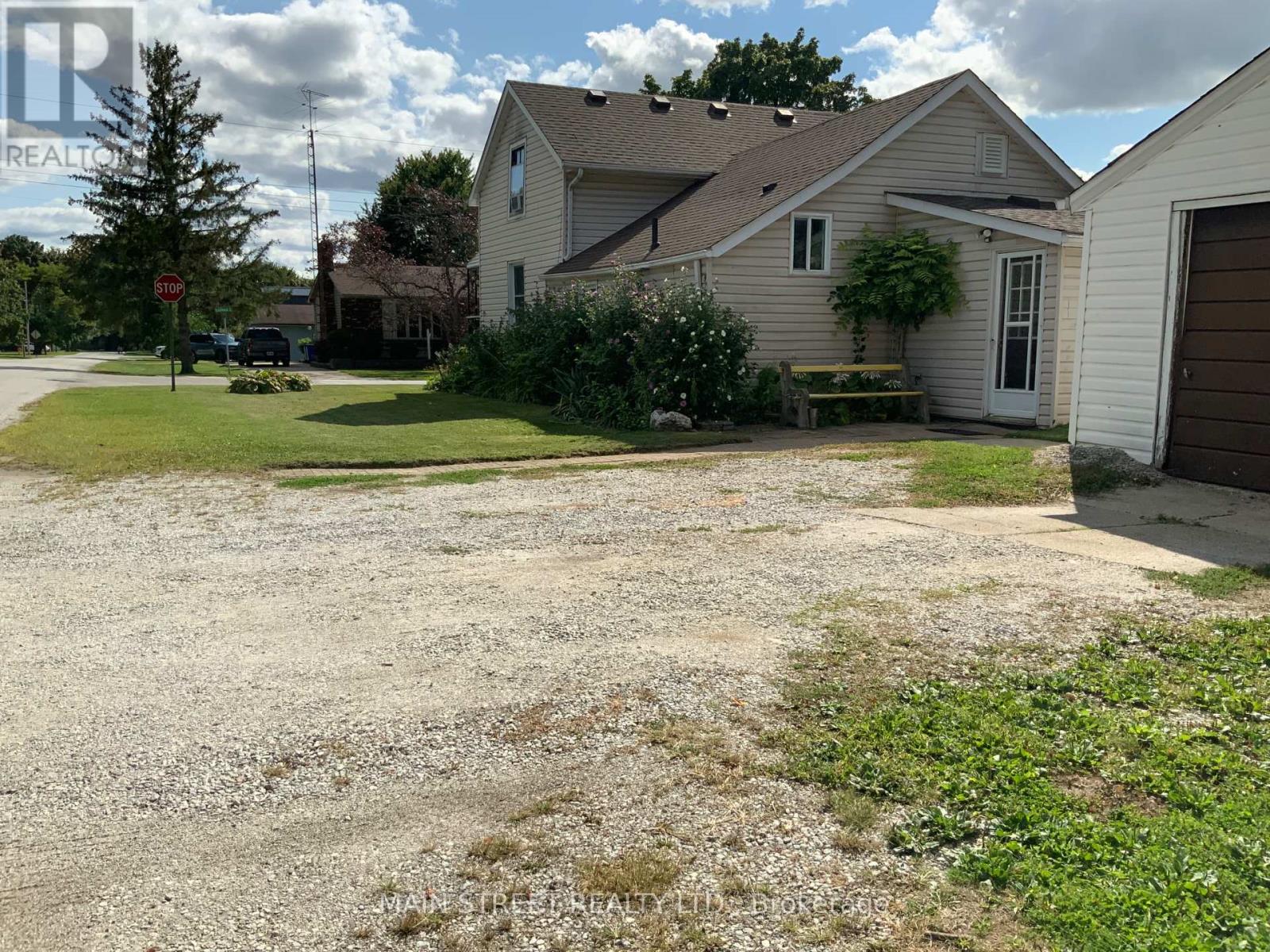 523 Sarnia Street S, Plympton-Wyoming (Plympton Wyoming), Ontario  N0N 1T0 - Photo 33 - X12386486
