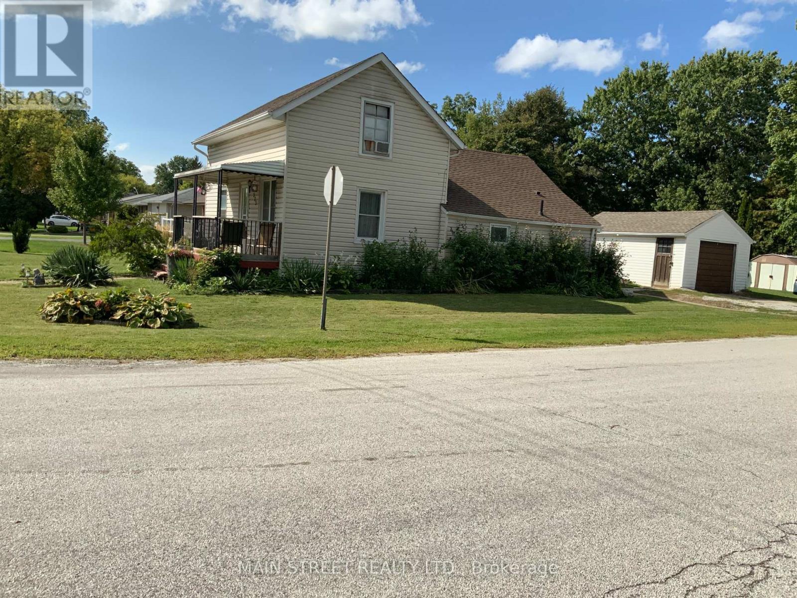 523 Sarnia Street S, Plympton-Wyoming (Plympton Wyoming), Ontario  N0N 1T0 - Photo 32 - X12386486