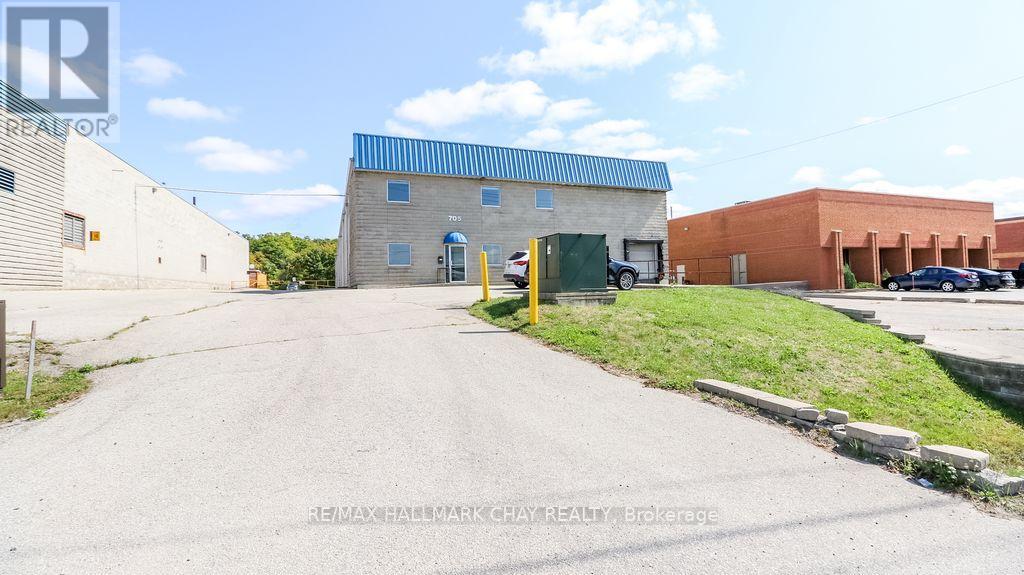 705 Bayview Drive, Barrie (0 East), Ontario  L4N 9A5 - Photo 1 - S12392359