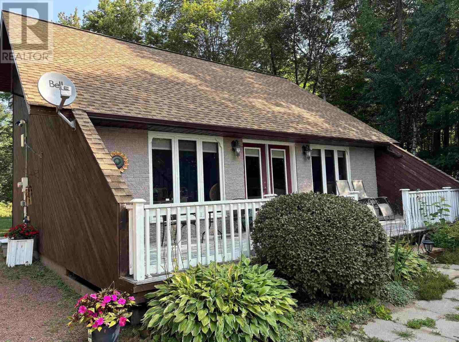 104 Pointe Louise Dr, Sault Ste. Marie, Ontario  P6A 5K6 - Photo 2 - SM252547