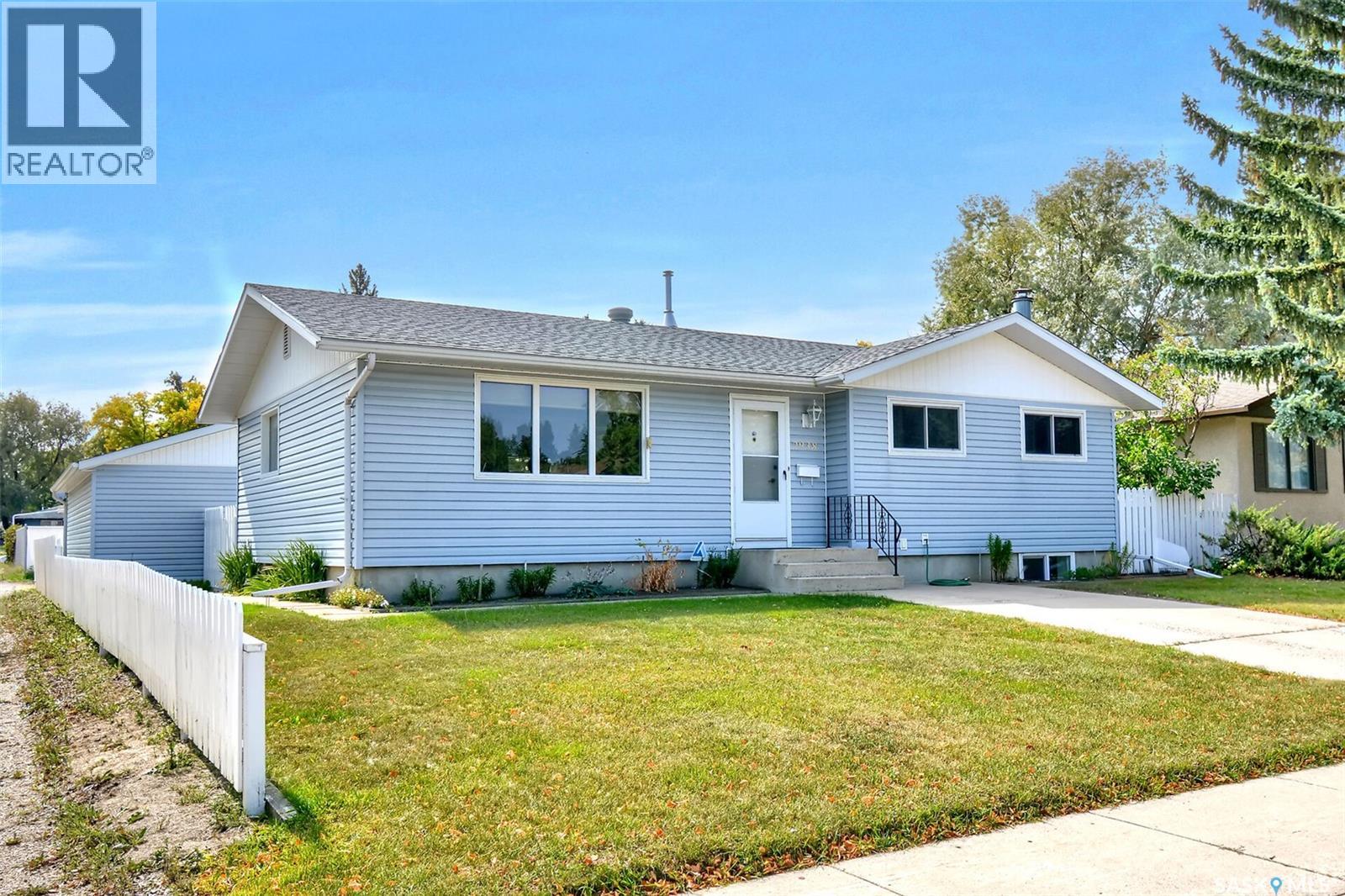 2938 Eastview, Saskatoon, Saskatchewan  S7J 3H9 - Photo 2 - SK017904