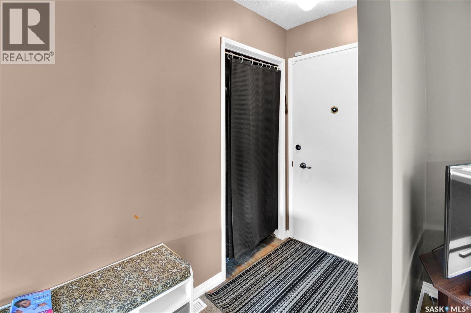 2938 Eastview, Saskatoon, Saskatchewan  S7J 3H9 - Photo 4 - SK017904
