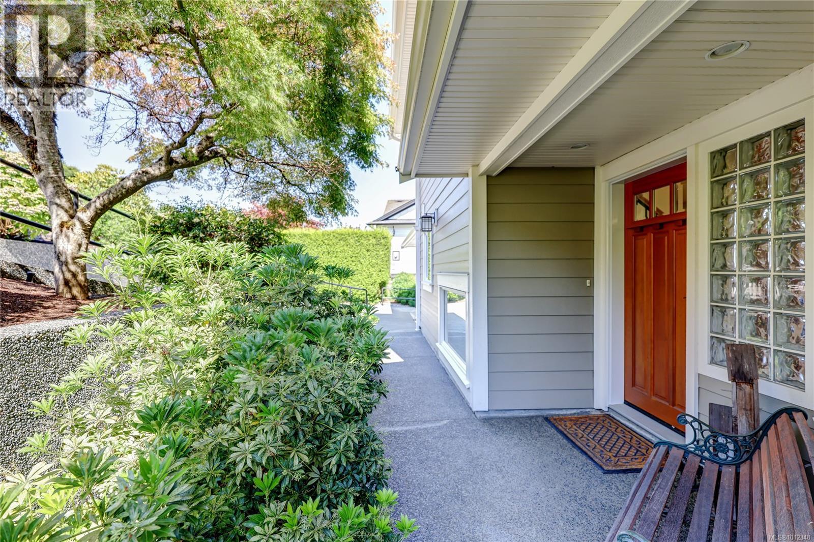 Property at 206 Concordia Pl image 4