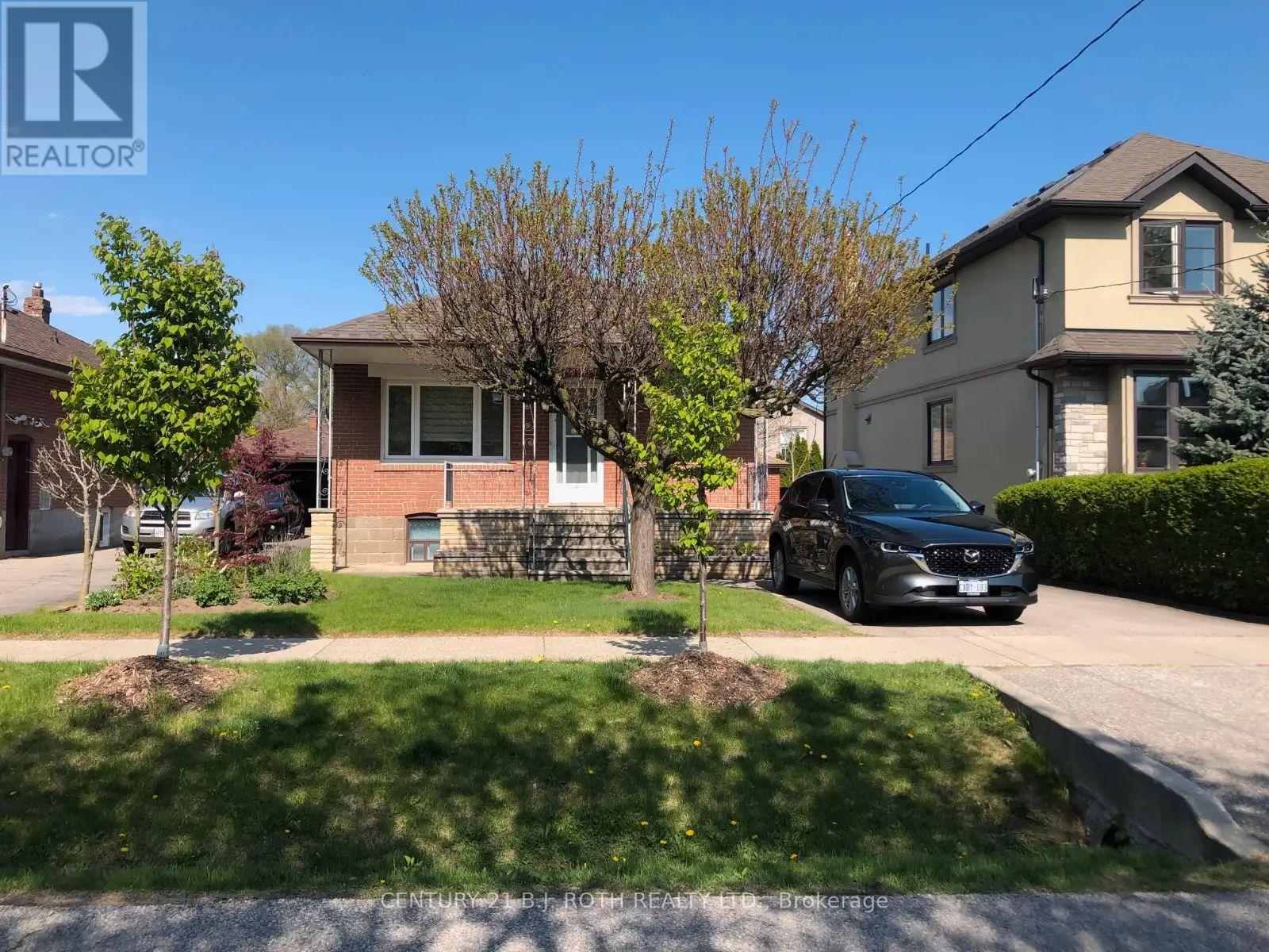 LOWER - 7 ASHMORE AVENUE, Toronto, Ontario