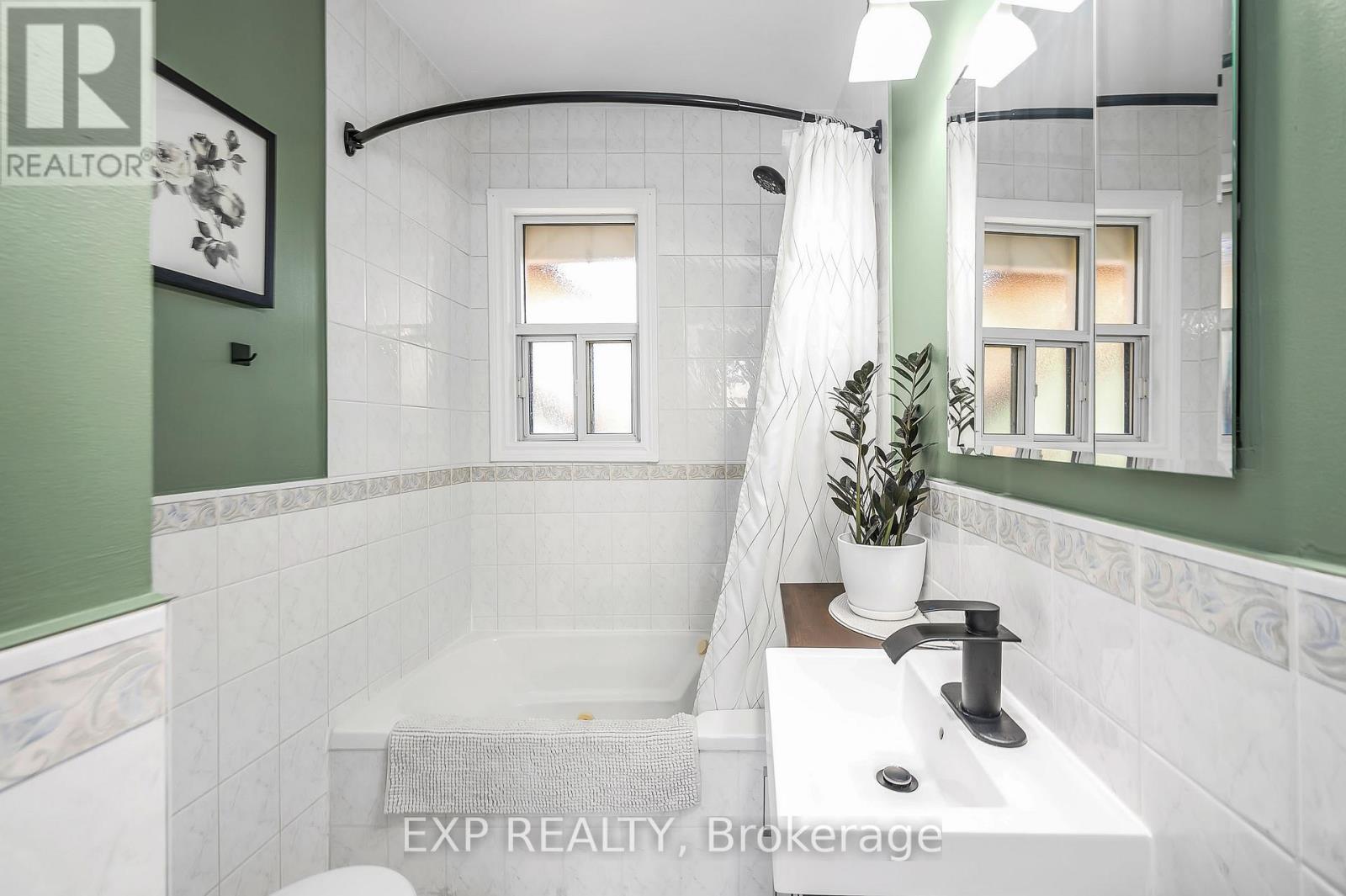 22 - 6 Vineland Avenue, Hamilton, Ontario  L8M 1R4 - Photo 12 - X12392475