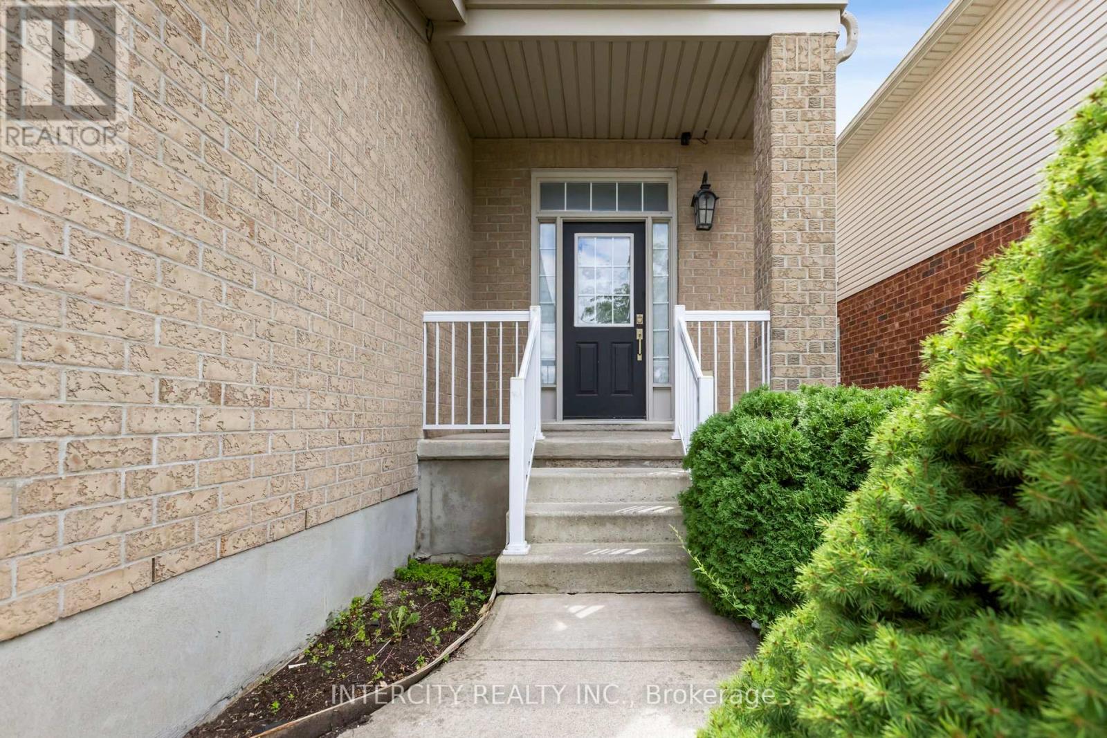 Property at 28 VIVIAN BAULK STREET image 3