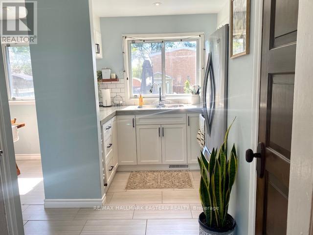 3 Maryknoll Avenue, Kawartha Lakes, Ontario  K9V 1A7 - Photo 6 - X12375013