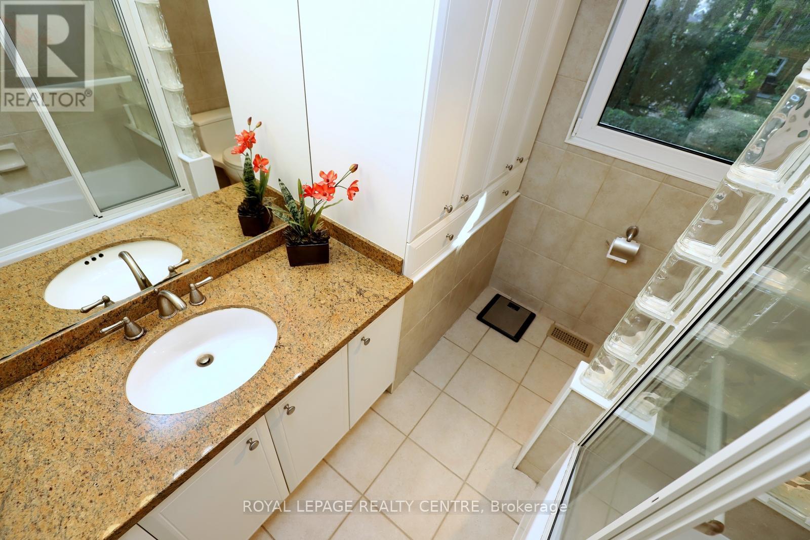 3338 Enniskillen Circle, Mississauga, Ontario  L5C 2M8 - Photo 24 - W12370580
