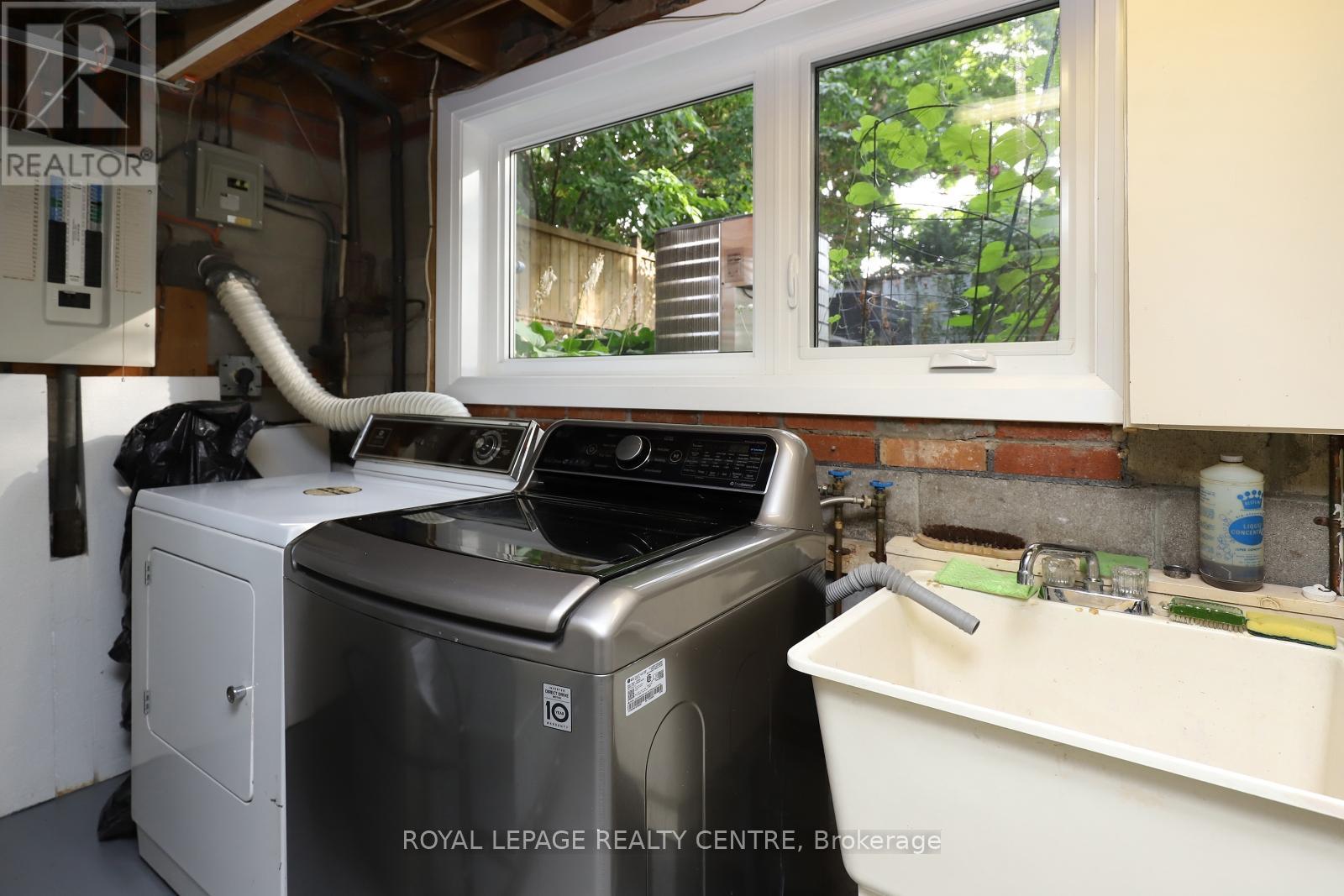 3338 Enniskillen Circle, Mississauga, Ontario  L5C 2M8 - Photo 32 - W12370580