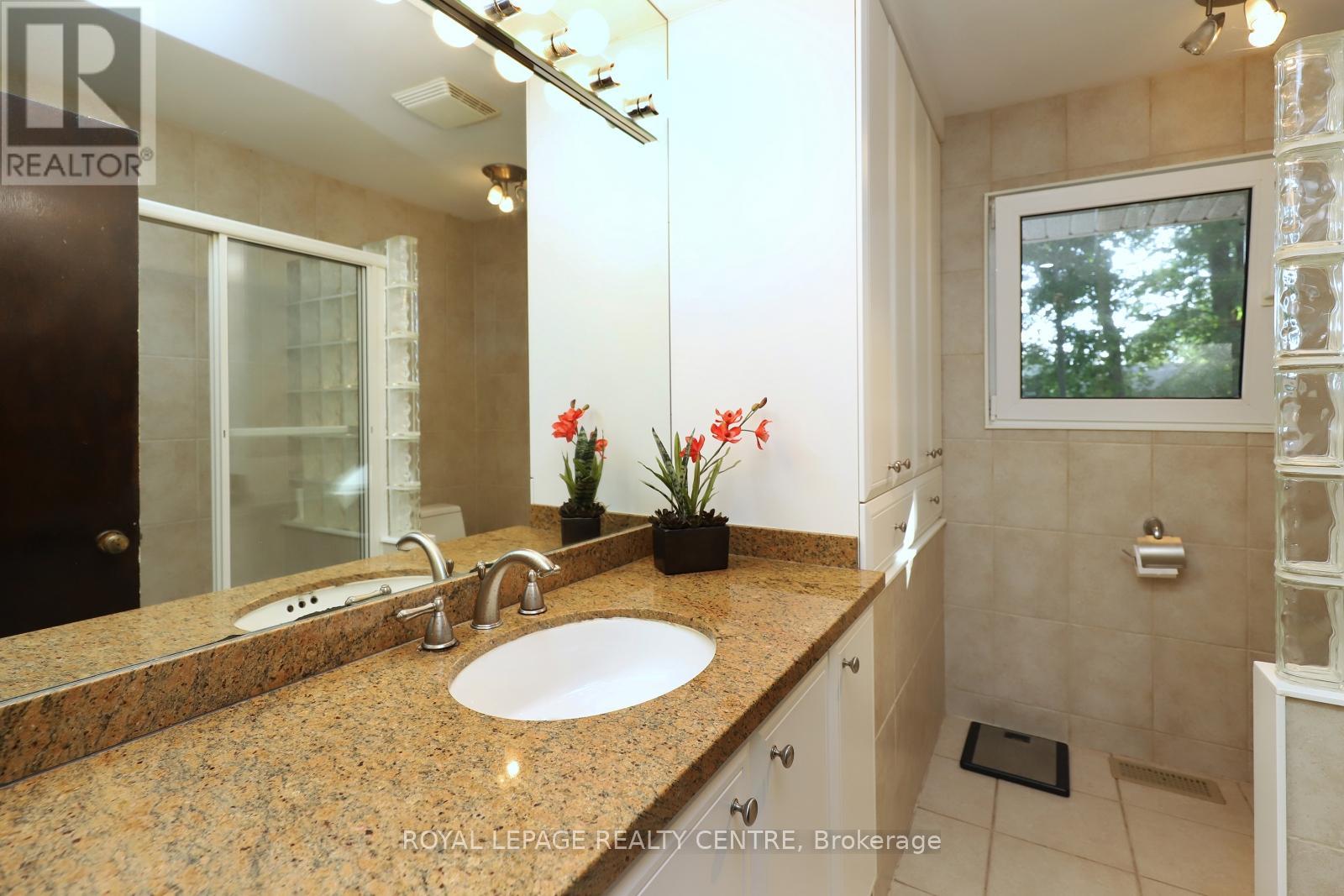 3338 Enniskillen Circle, Mississauga, Ontario  L5C 2M8 - Photo 23 - W12370580