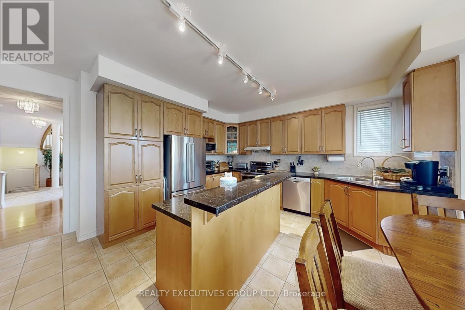 32 Shadow Falls Drive, Richmond Hill (Jefferson), Ontario  L4E 4J7 - Photo 12 - N12392554