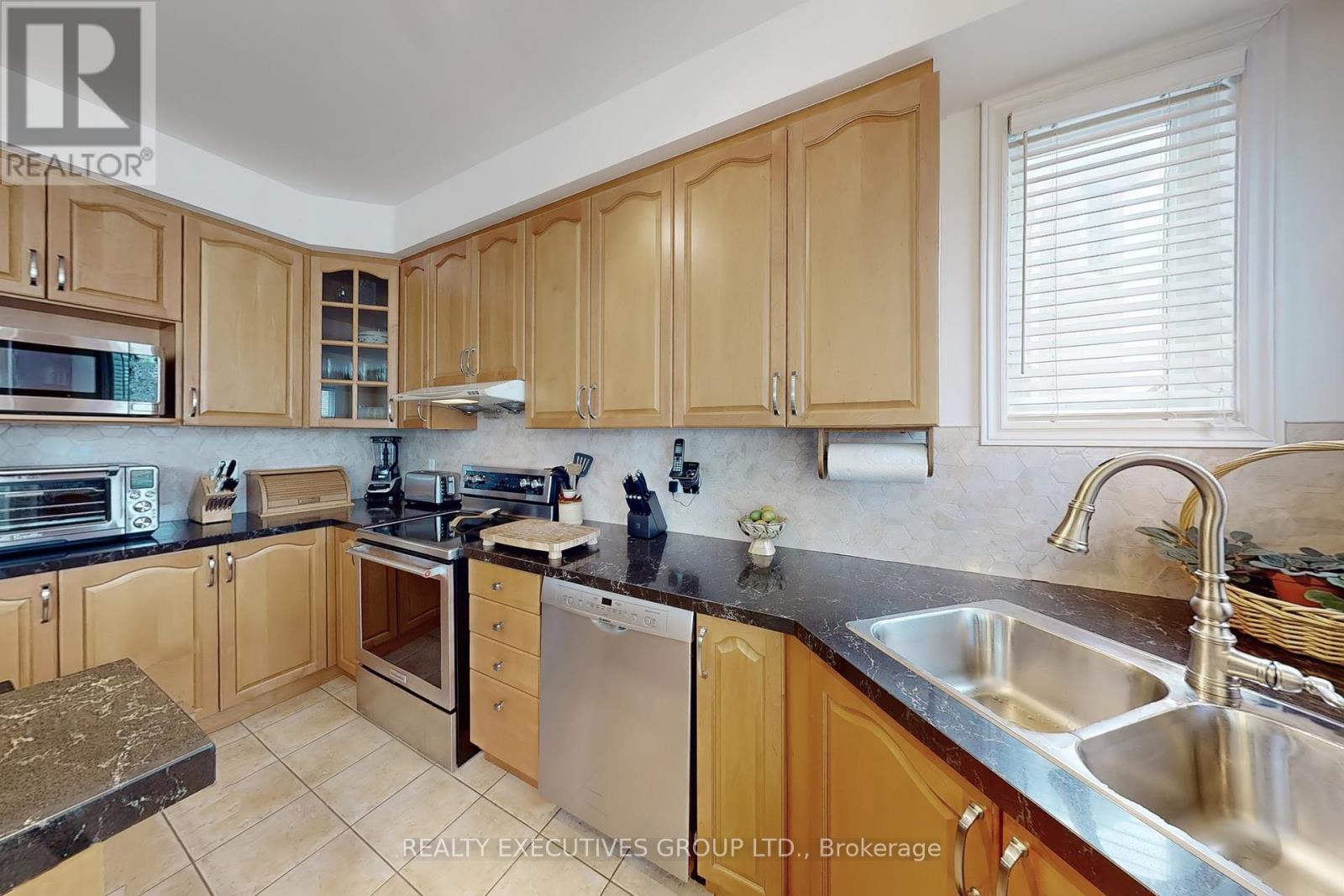 32 Shadow Falls Drive, Richmond Hill (Jefferson), Ontario  L4E 4J7 - Photo 14 - N12392554