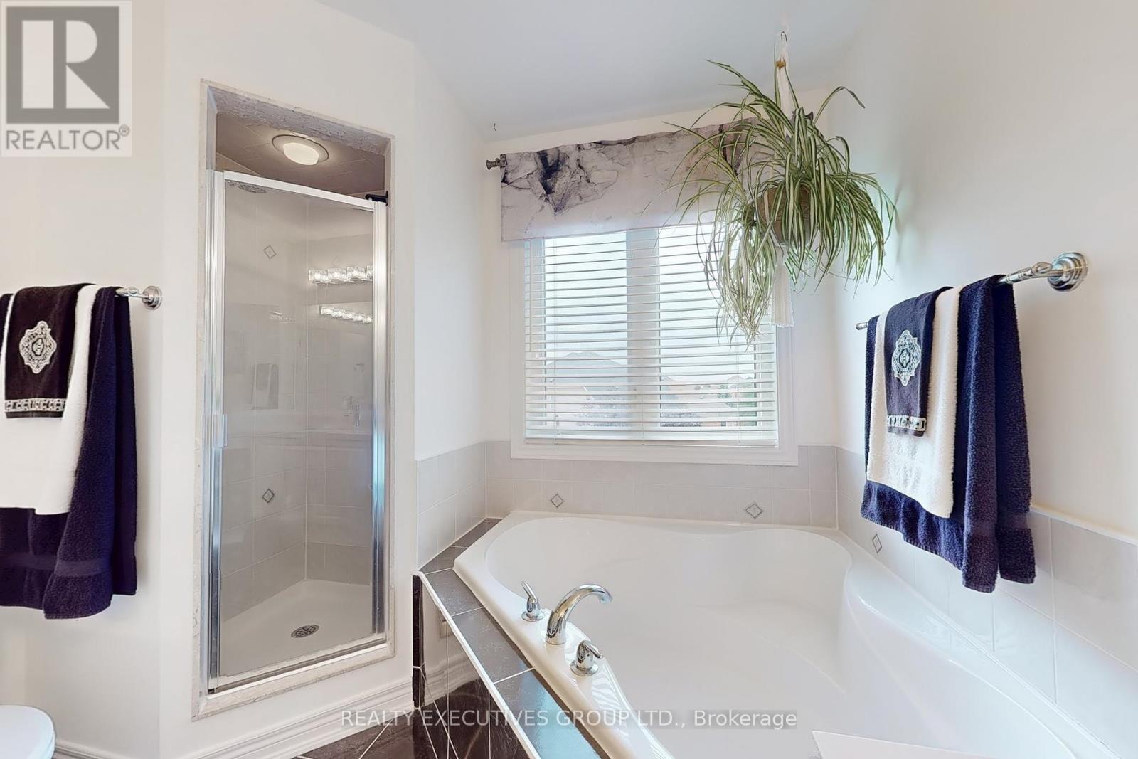 32 Shadow Falls Drive, Richmond Hill (Jefferson), Ontario  L4E 4J7 - Photo 28 - N12392554