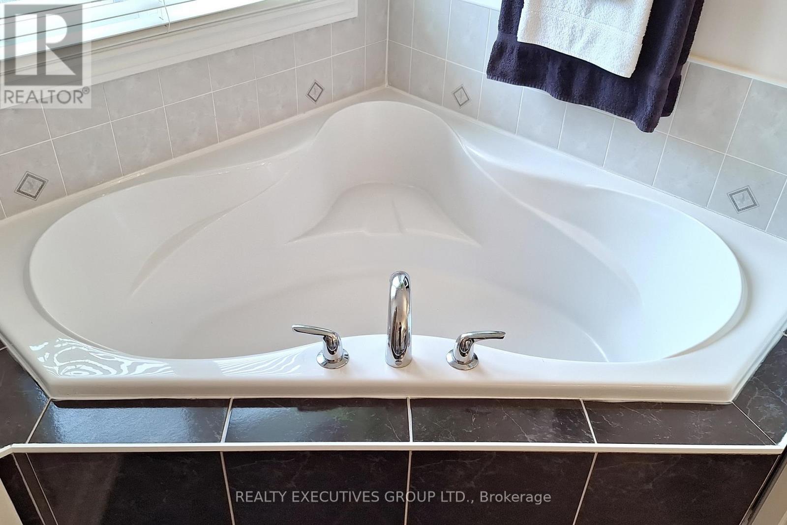 32 Shadow Falls Drive, Richmond Hill (Jefferson), Ontario  L4E 4J7 - Photo 29 - N12392554