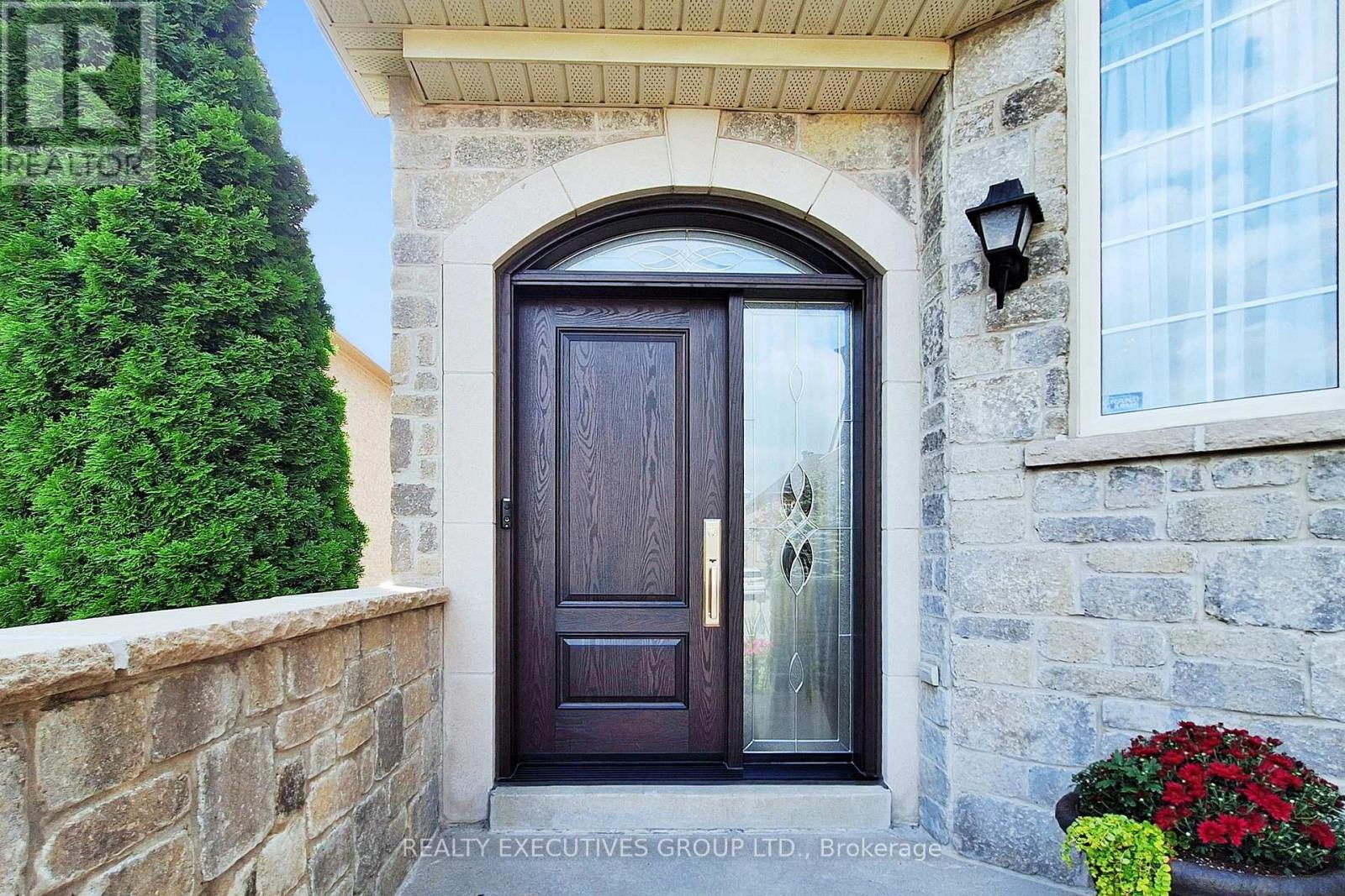32 Shadow Falls Drive, Richmond Hill (Jefferson), Ontario  L4E 4J7 - Photo 3 - N12392554