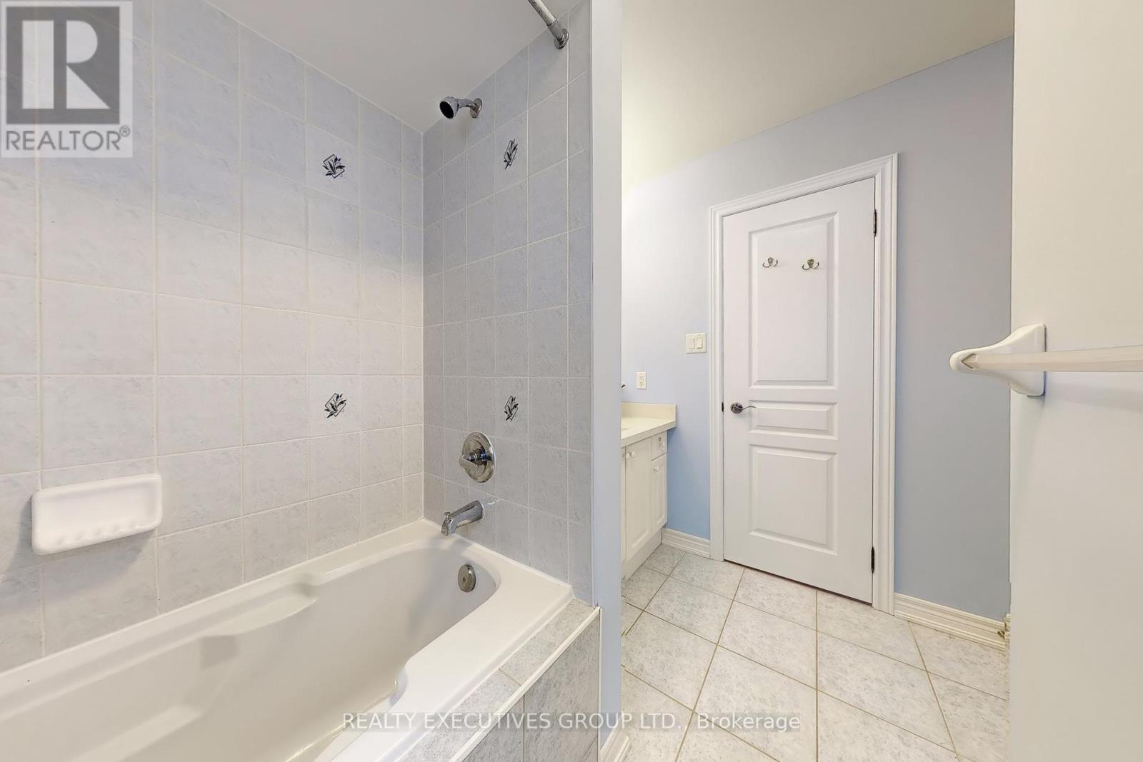 32 Shadow Falls Drive, Richmond Hill (Jefferson), Ontario  L4E 4J7 - Photo 35 - N12392554