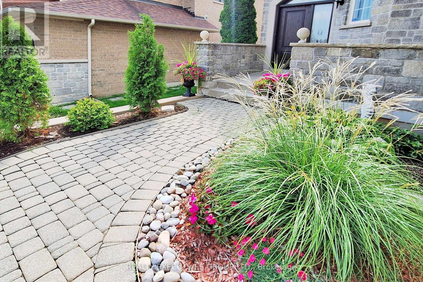 32 Shadow Falls Drive, Richmond Hill (Jefferson), Ontario  L4E 4J7 - Photo 4 - N12392554