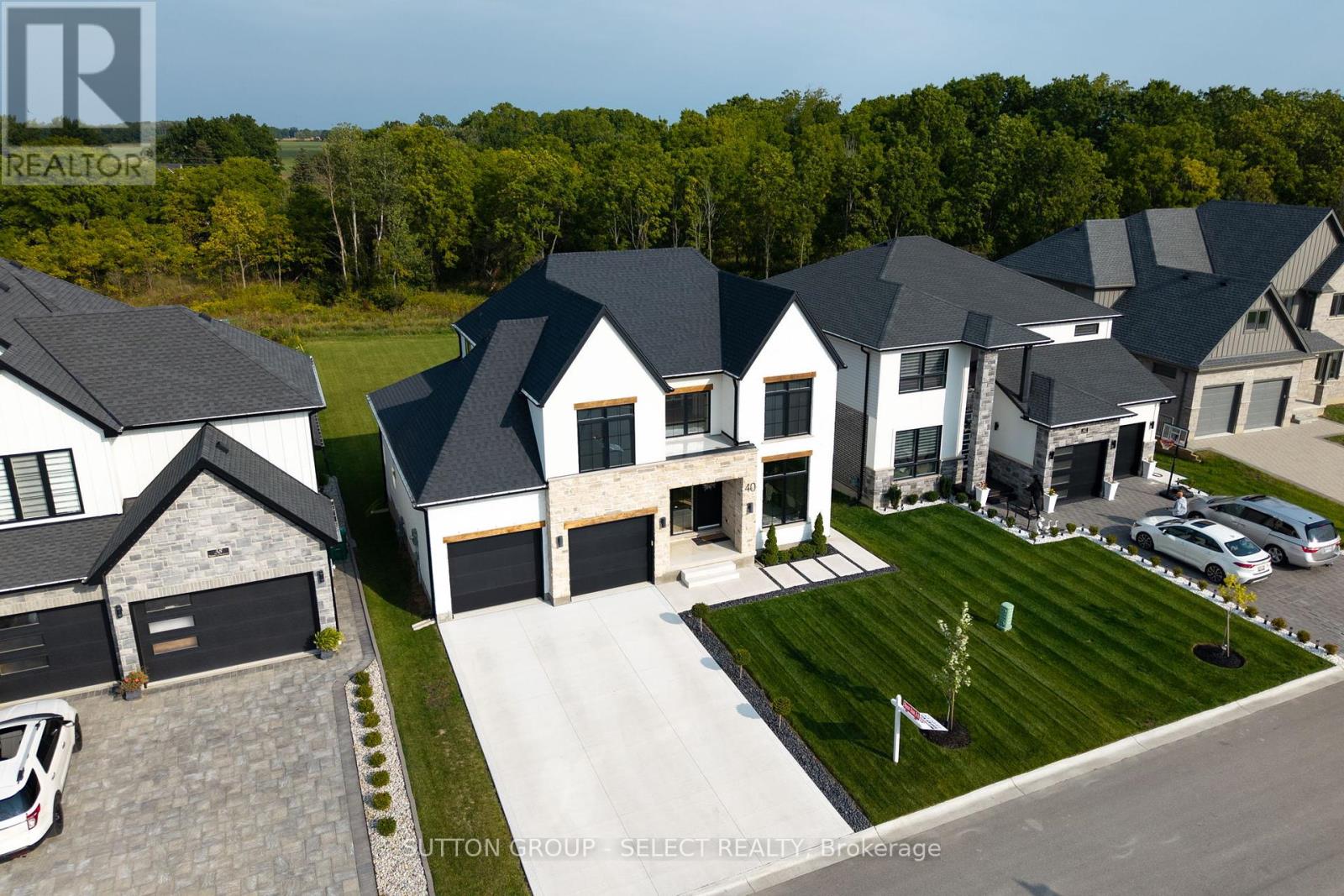 40 Royal Crescent, Southwold, Ontario  N5P 0G5 - Photo 4 - X12392715