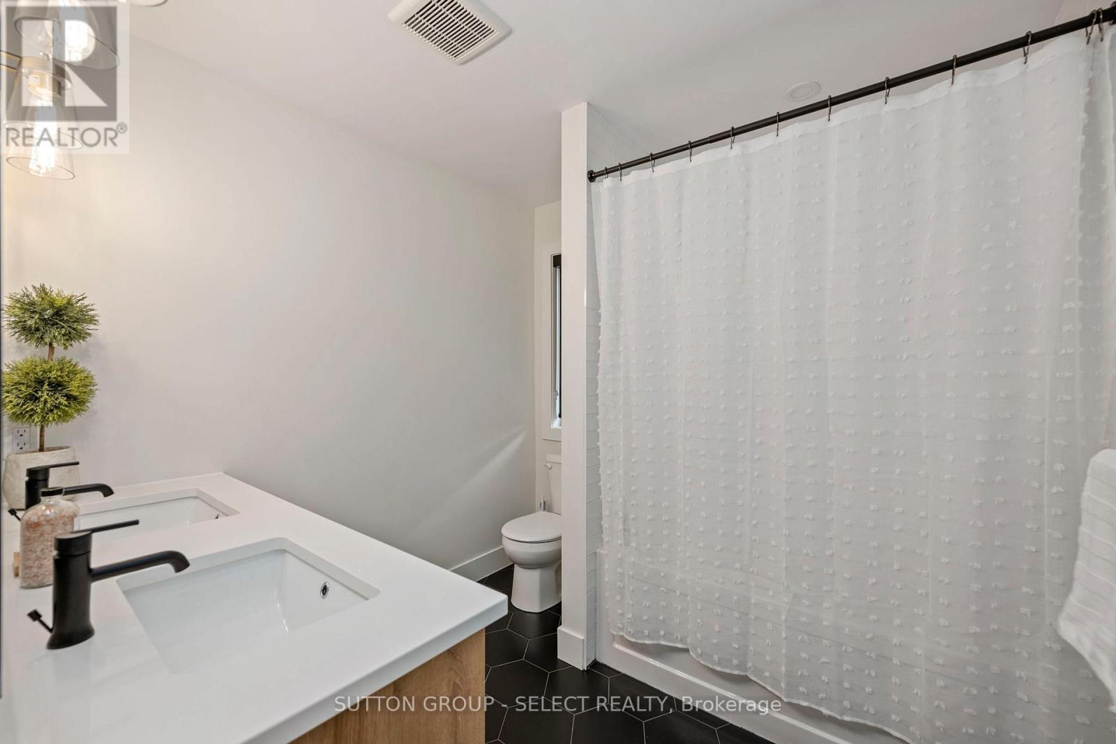 40 Royal Crescent, Southwold, Ontario  N5P 0G5 - Photo 42 - X12392715