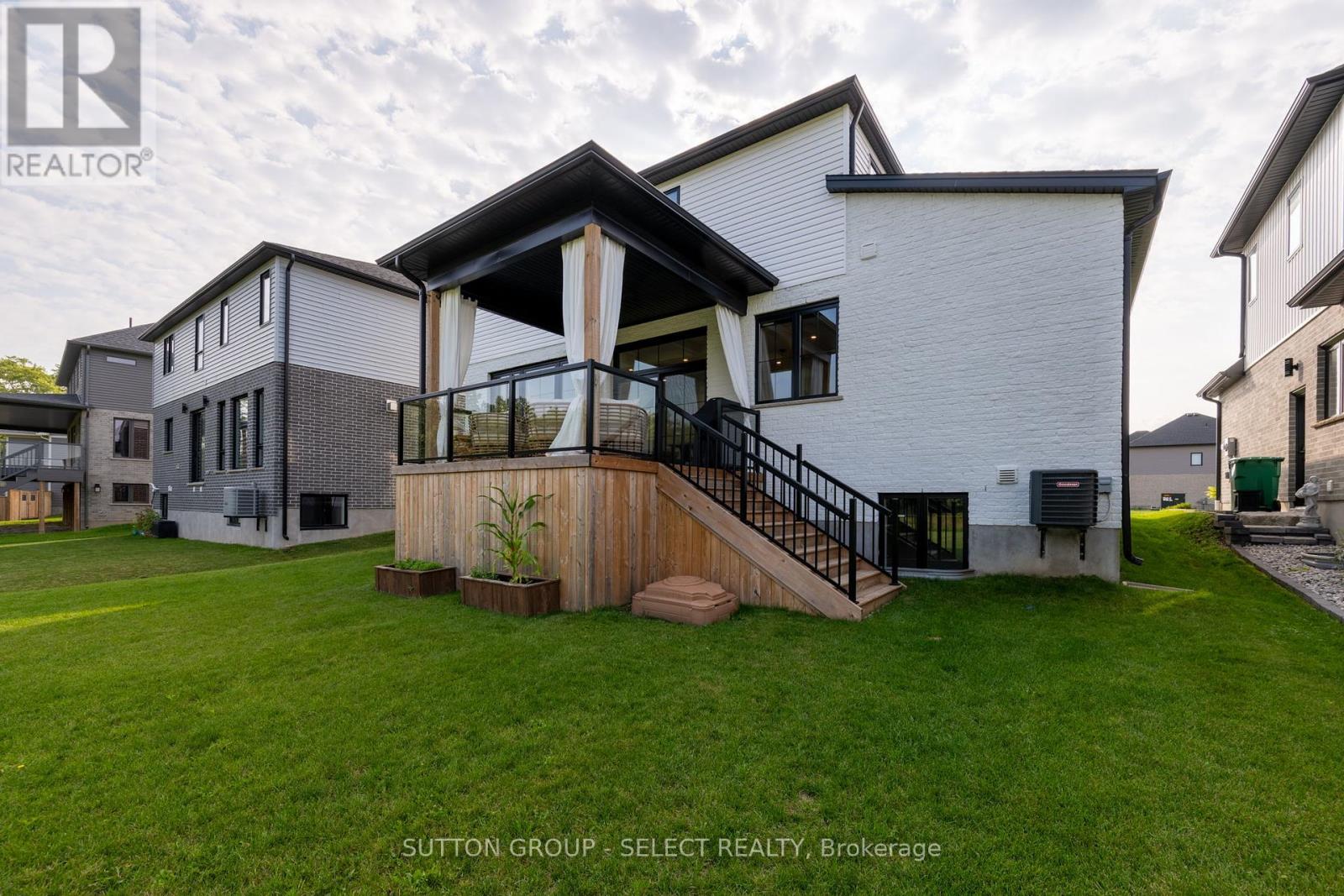 40 Royal Crescent, Southwold, Ontario  N5P 0G5 - Photo 9 - X12392715