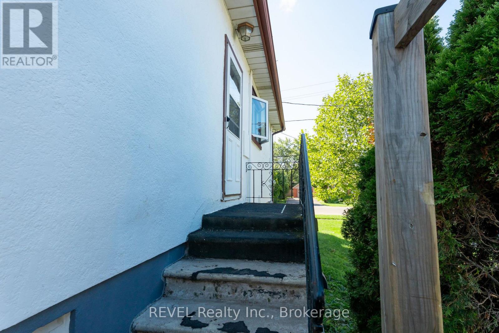 2 - 76 Chestnut Street, Port Colborne, Ontario  L3K 1R6 - Photo 2 - X12392646