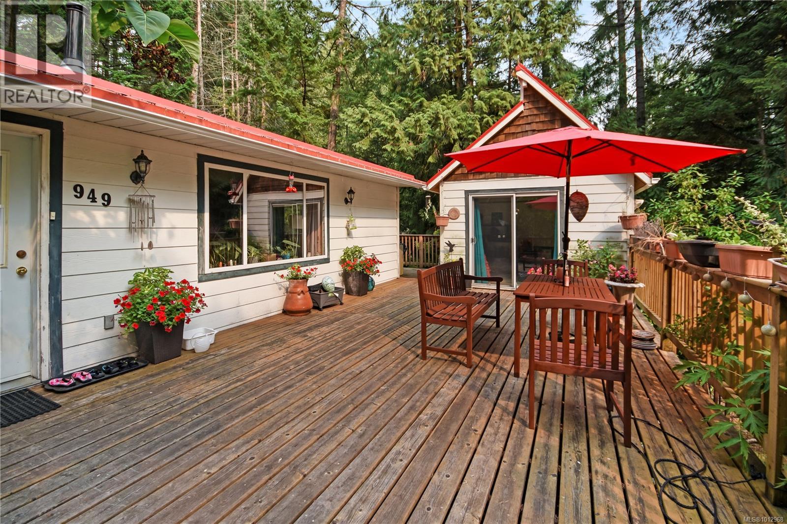 Property at 949 Carmen Cres image 3