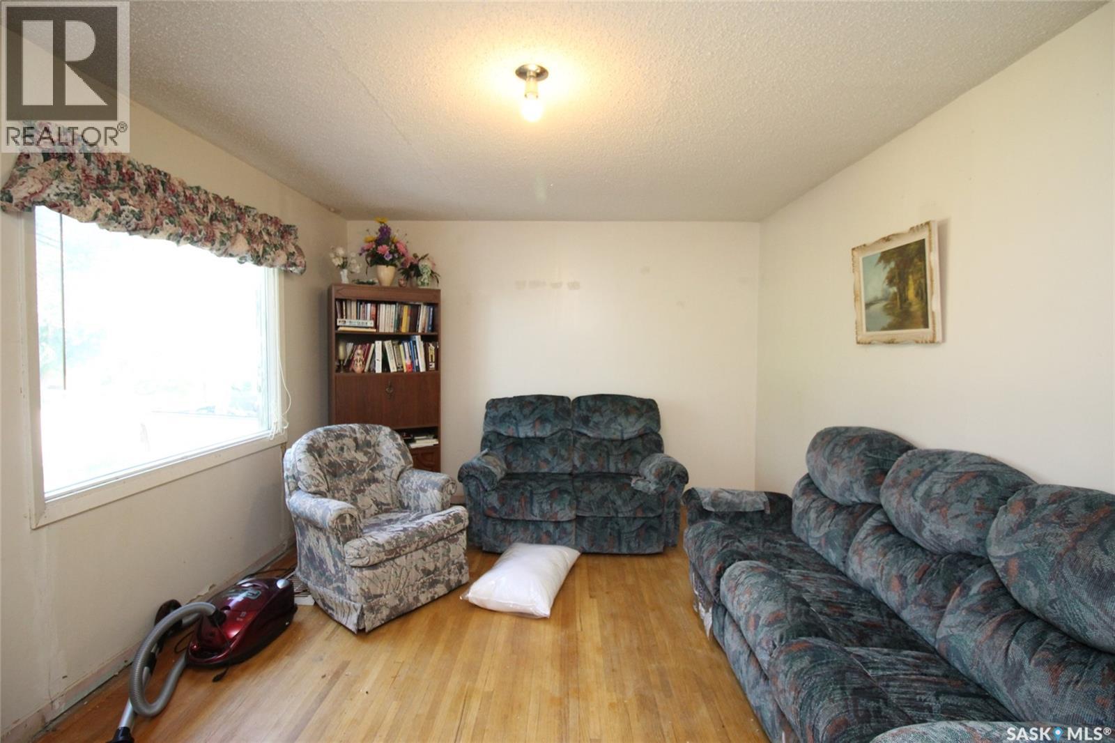 810 2nd Avenue S, Simmie, Saskatchewan  S0N 2N0 - Photo 2 - SK016453