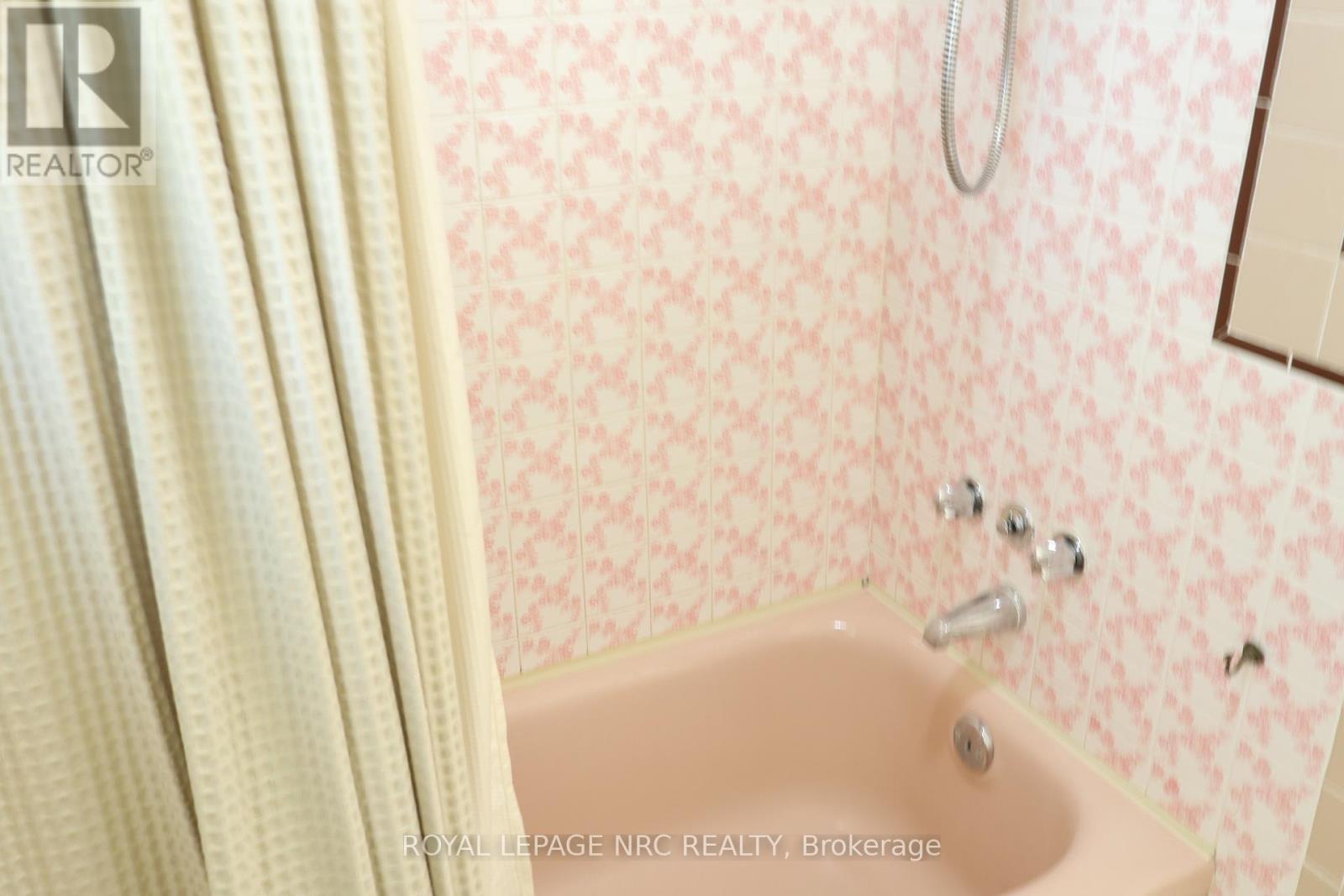 5881 Britannia Crescent N, Niagara Falls, Ontario  L2G 1C2 - Photo 22 - X12392171