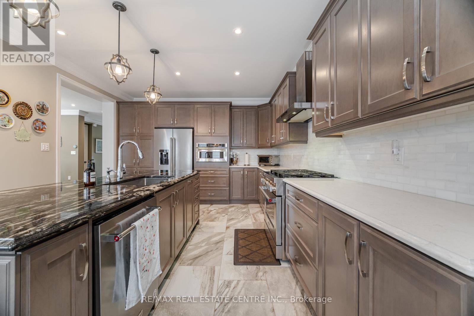 156 Camellia Crescent, Oakville, Ontario  L6H 1L2 - Photo 11 - W12332888