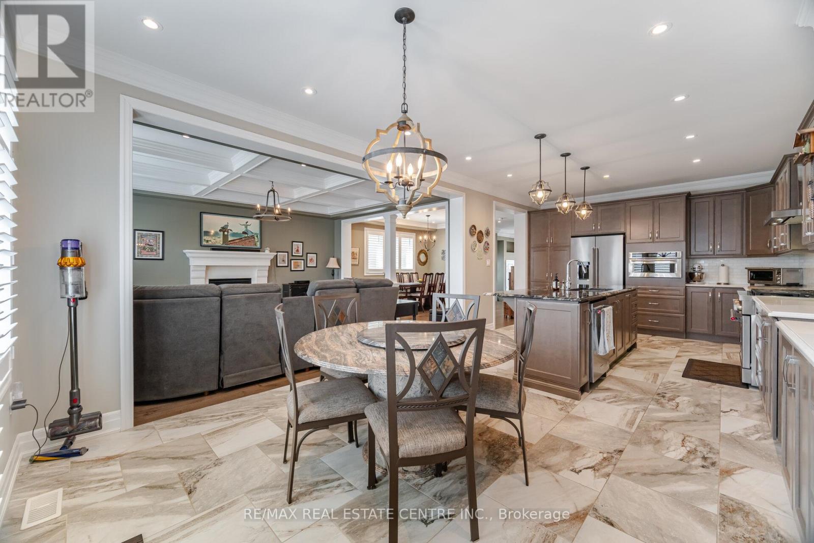 156 Camellia Crescent, Oakville, Ontario  L6H 1L2 - Photo 9 - W12332888