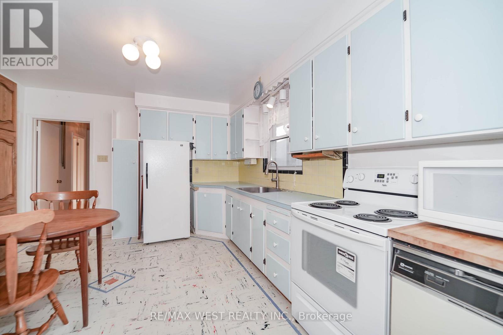 208 Park Home Avenue, Toronto, Ontario  M2R 1A2 - Photo 4 - C12392647
