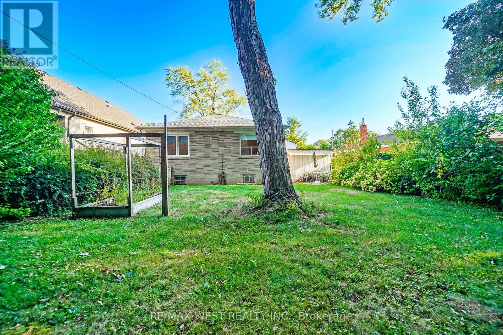 208 Park Home Avenue, Toronto, Ontario  M2R 1A2 - Photo 9 - C12392647