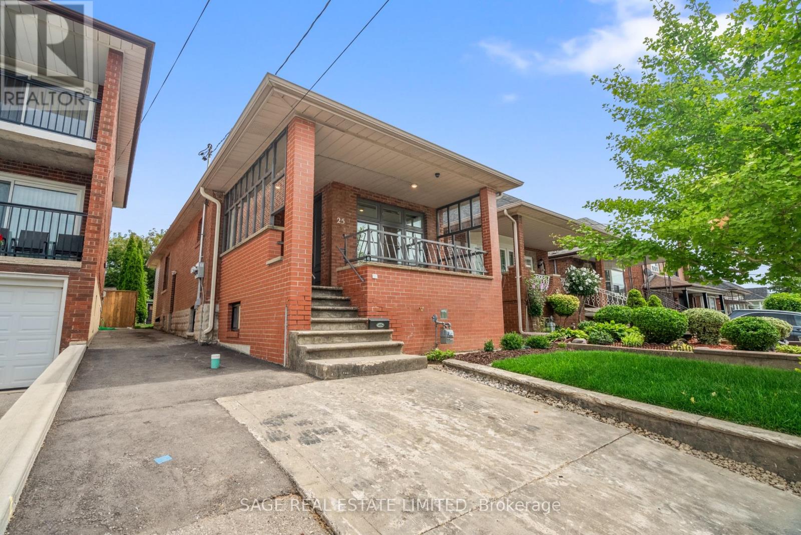 25 Chamberlain Avenue, Toronto (Briar Hill-Belgravia), Ontario  M6E 4J7 - Photo 1 - W12392663