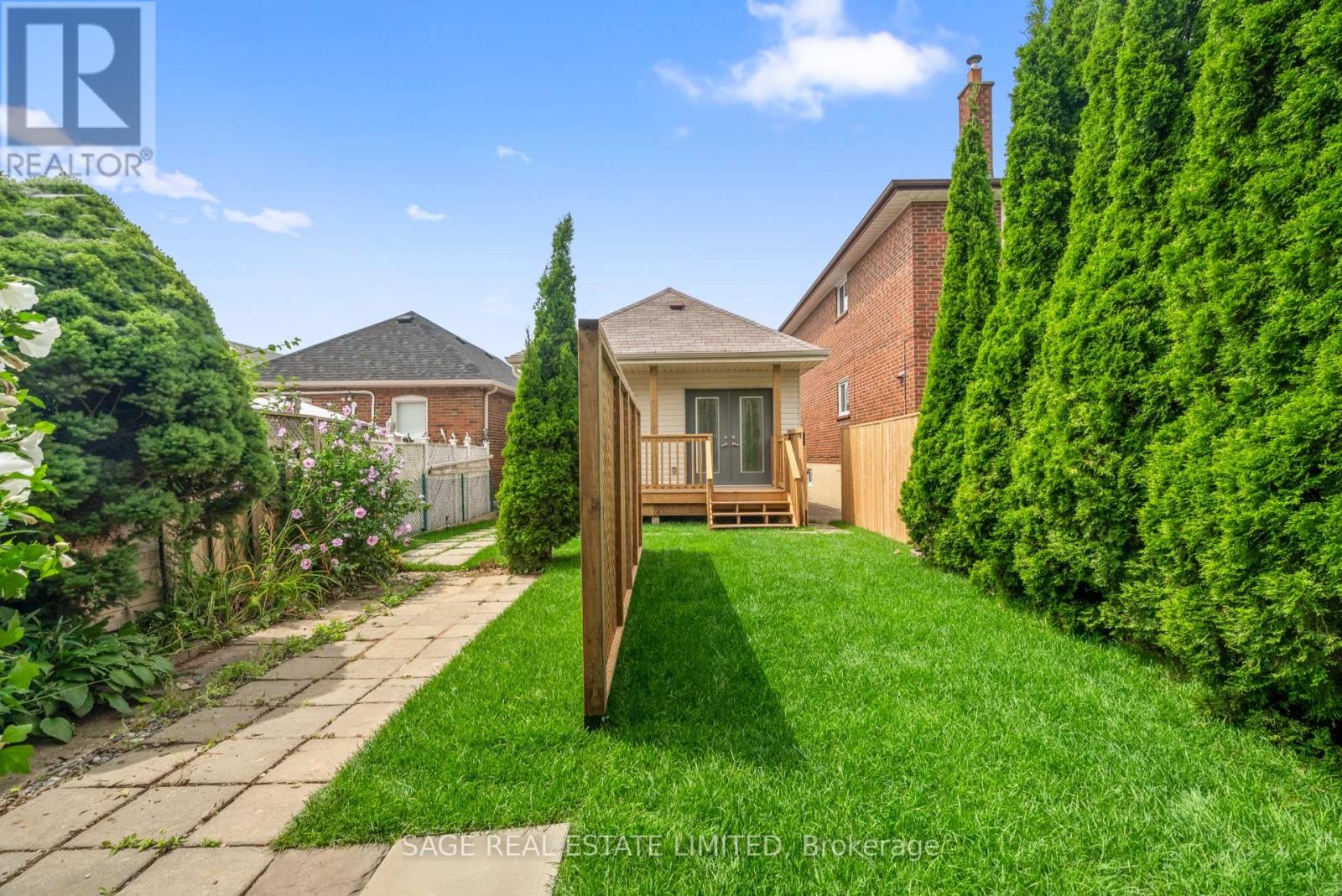 25 Chamberlain Avenue, Toronto (Briar Hill-Belgravia), Ontario  M6E 4J7 - Photo 46 - W12392663